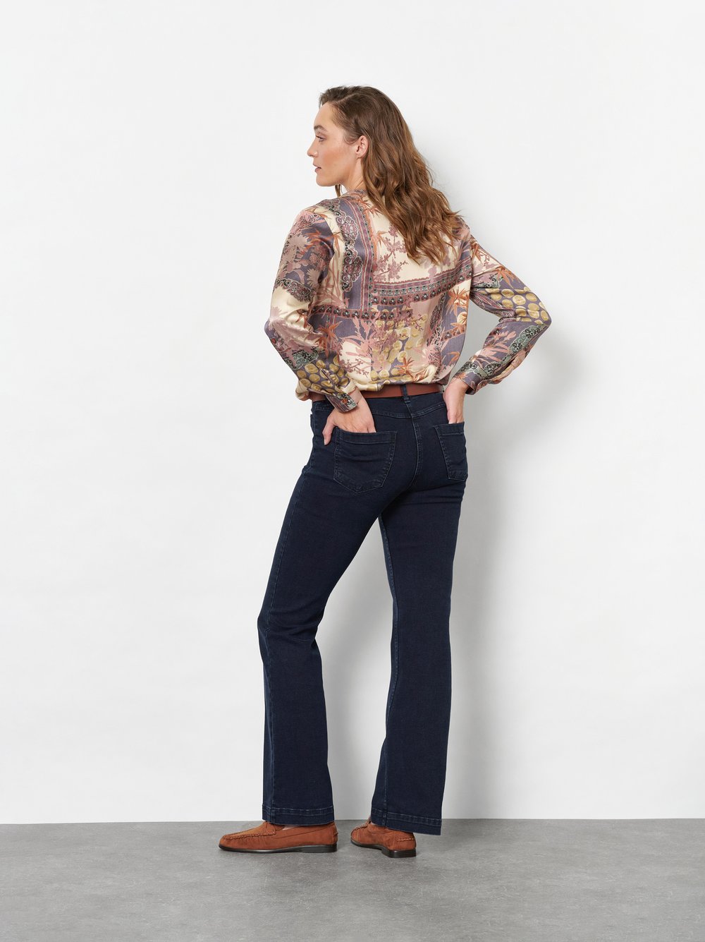 Damenjeans Perfect Shape in Dark Blue, bootcut-Jeans mit Fronttaschen, Rueckansicht am Model getragen