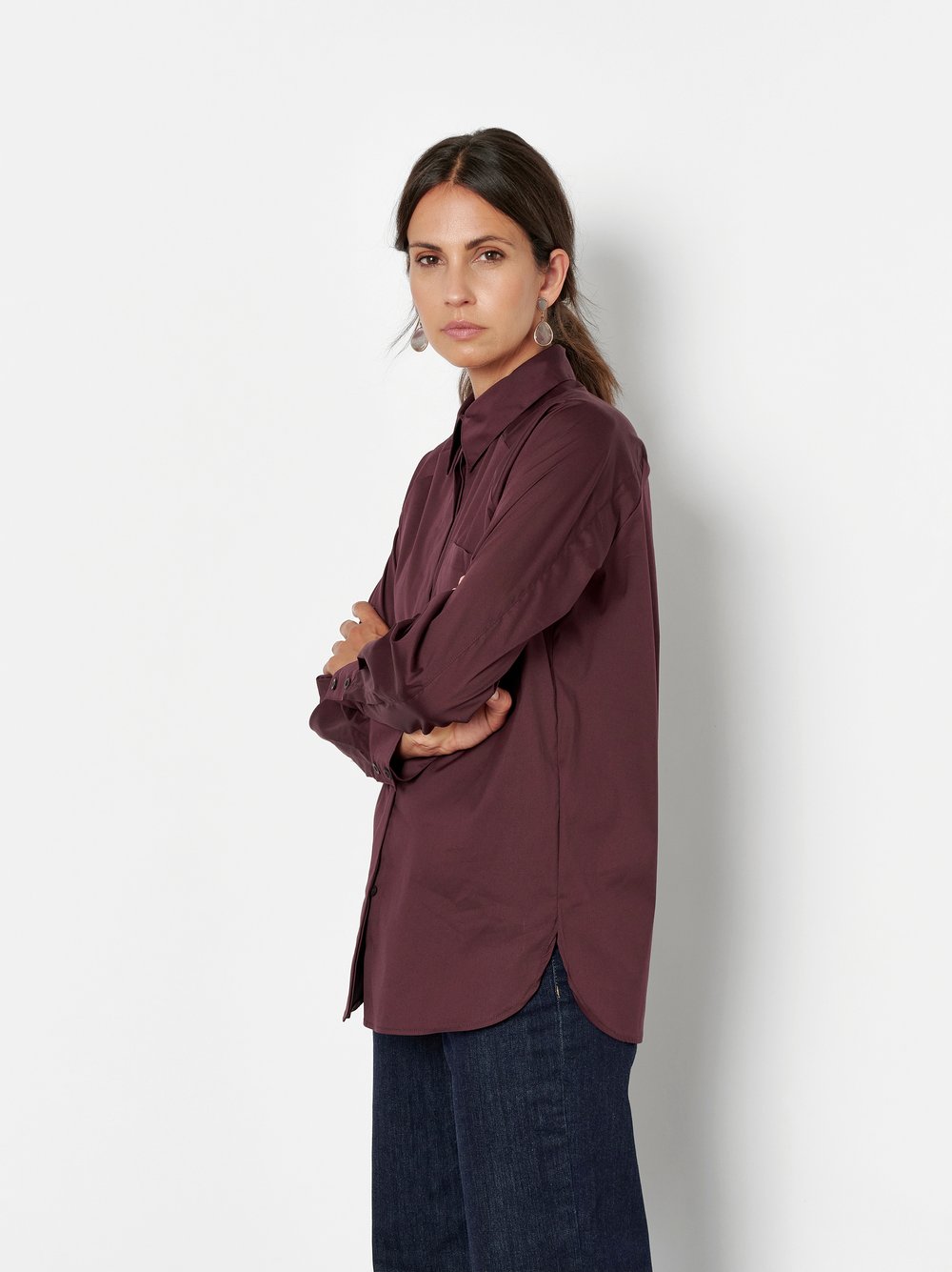 Damenbluse Charly in Bordeaux, Hemdbluse mit schraeger Brusttasche, Frontansicht am Model getragen