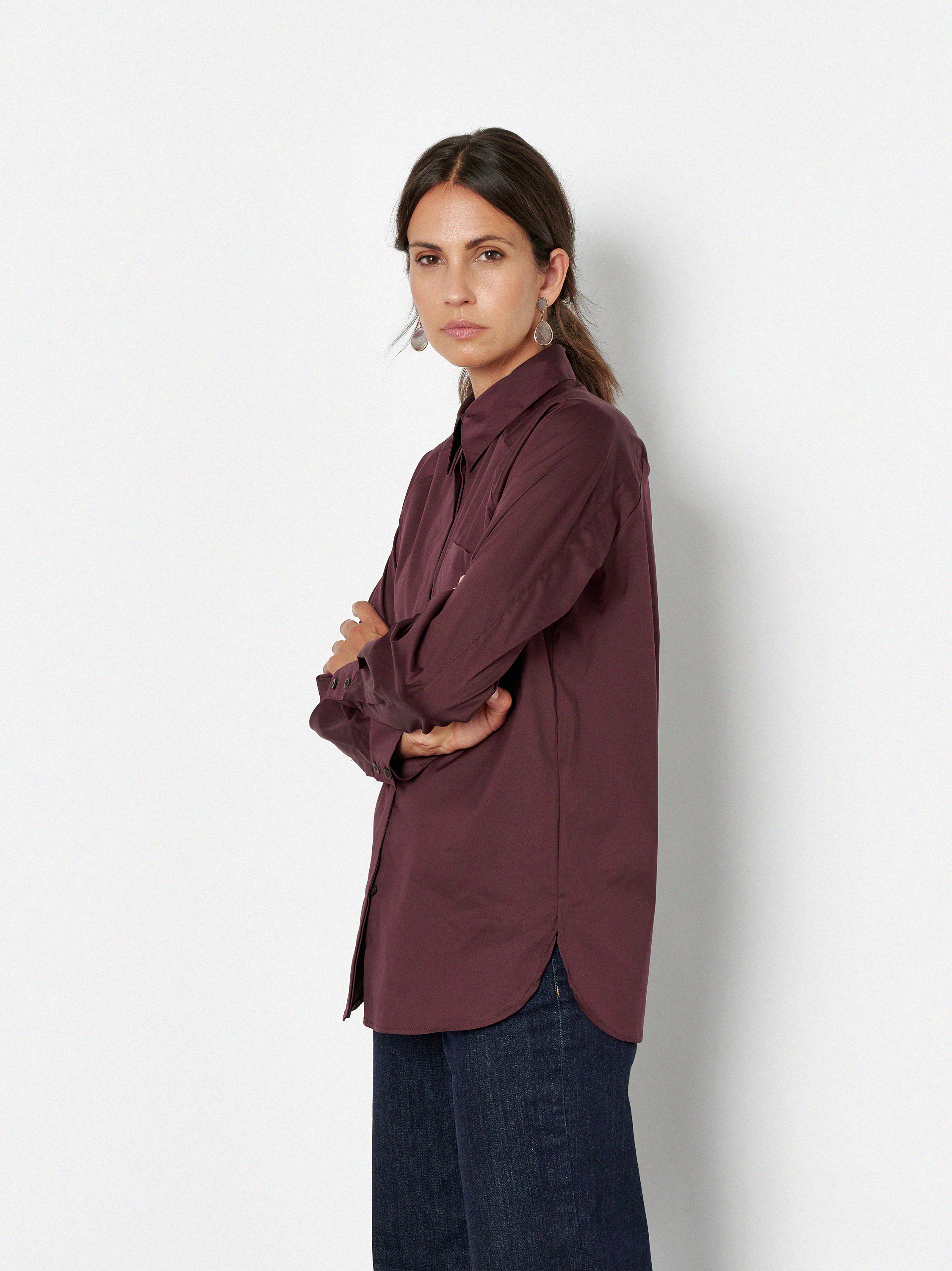 Damenbluse Charly in Bordeaux, Hemdbluse mit schraeger Brusttasche, Frontansicht am Model getragen