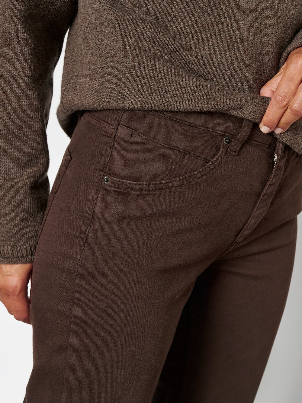 Damenjeans Liv in Dunkelbraun, straight-Fit Jeans aus Colour Denim, Detailansicht
