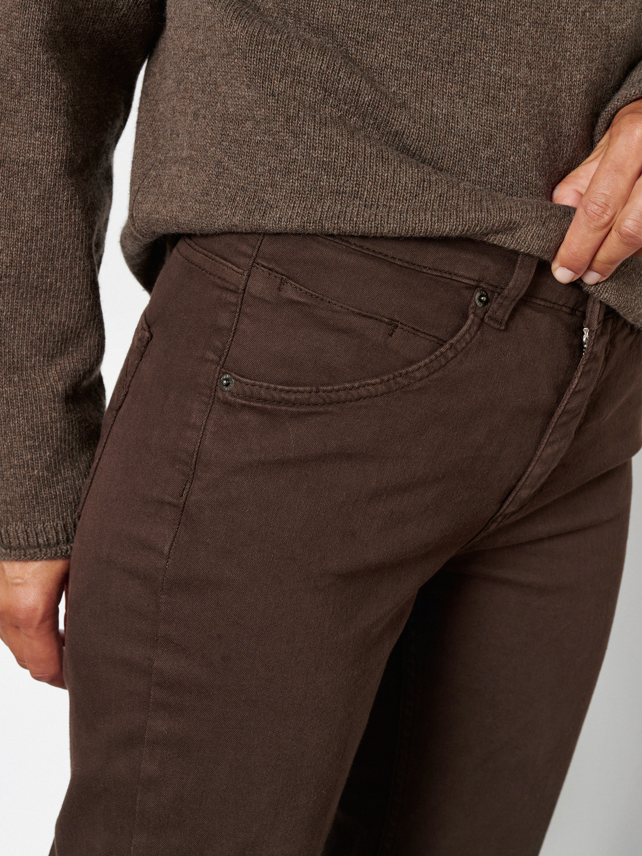 Damenjeans Liv in Dunkelbraun, straight-Fit Jeans aus Colour Denim, Detailansicht