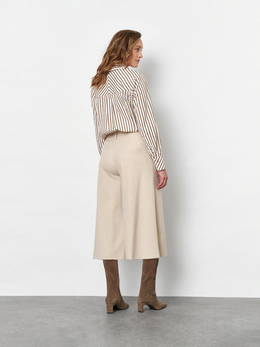 Damenrock Culotte in Creme, Culotte aus fliessendem Gabardine, Rueckansicht am Model getragen