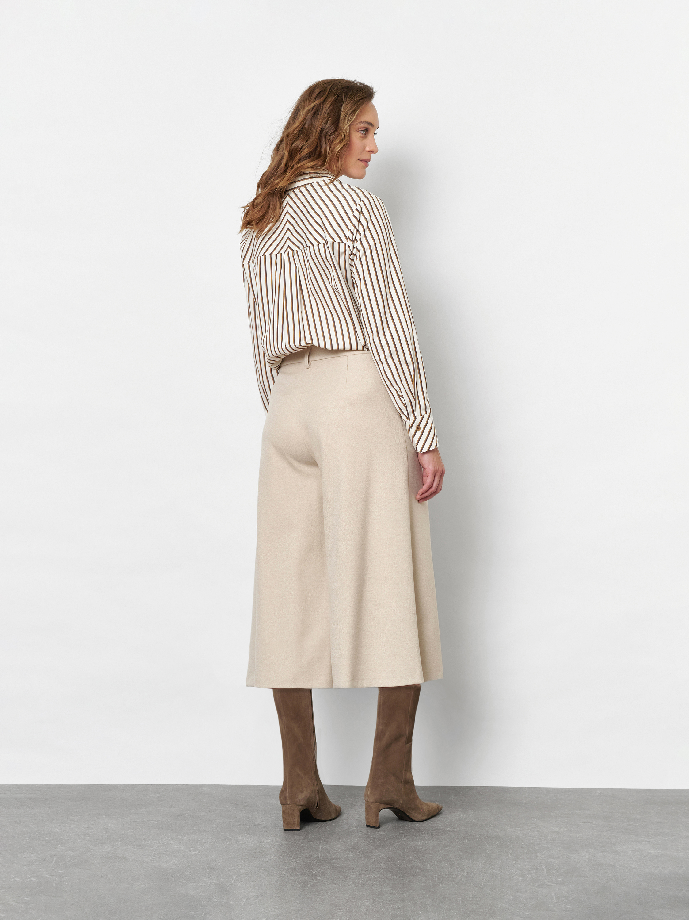 Damenrock Culotte in Creme, Culotte aus fliessendem Gabardine, Rueckansicht am Model getragen