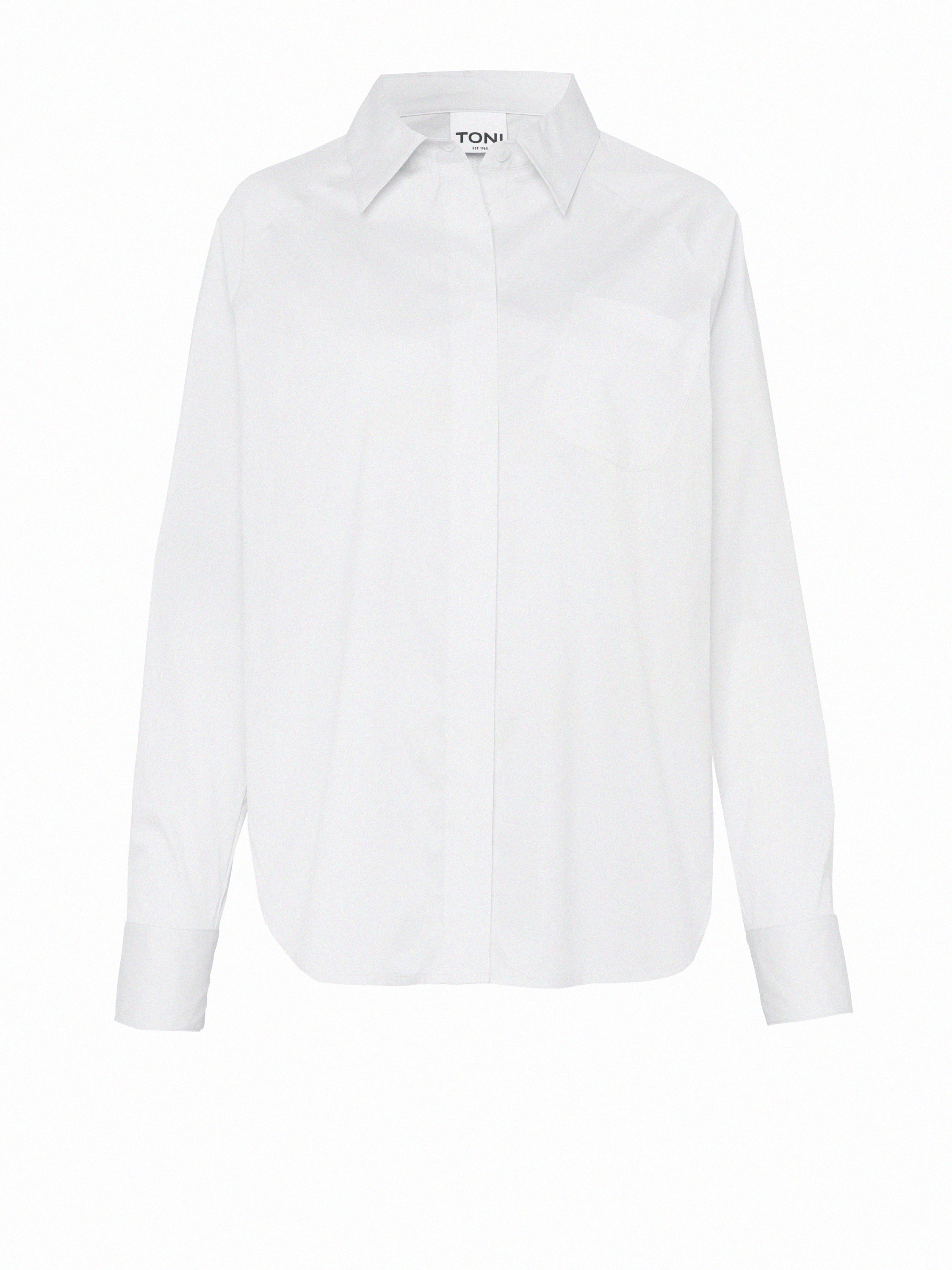 Damenbluse Charly in Weiss, Hemdbluse mit schraeger Brusttasche, freigestellte Produktansicht