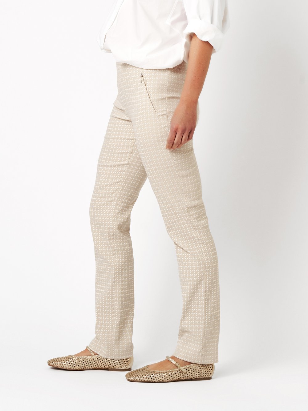 Damenhose Alice Slim in beige / white, slim-Fit Hose aus strukturiertem Jacquard, Frontansicht am Model getragen