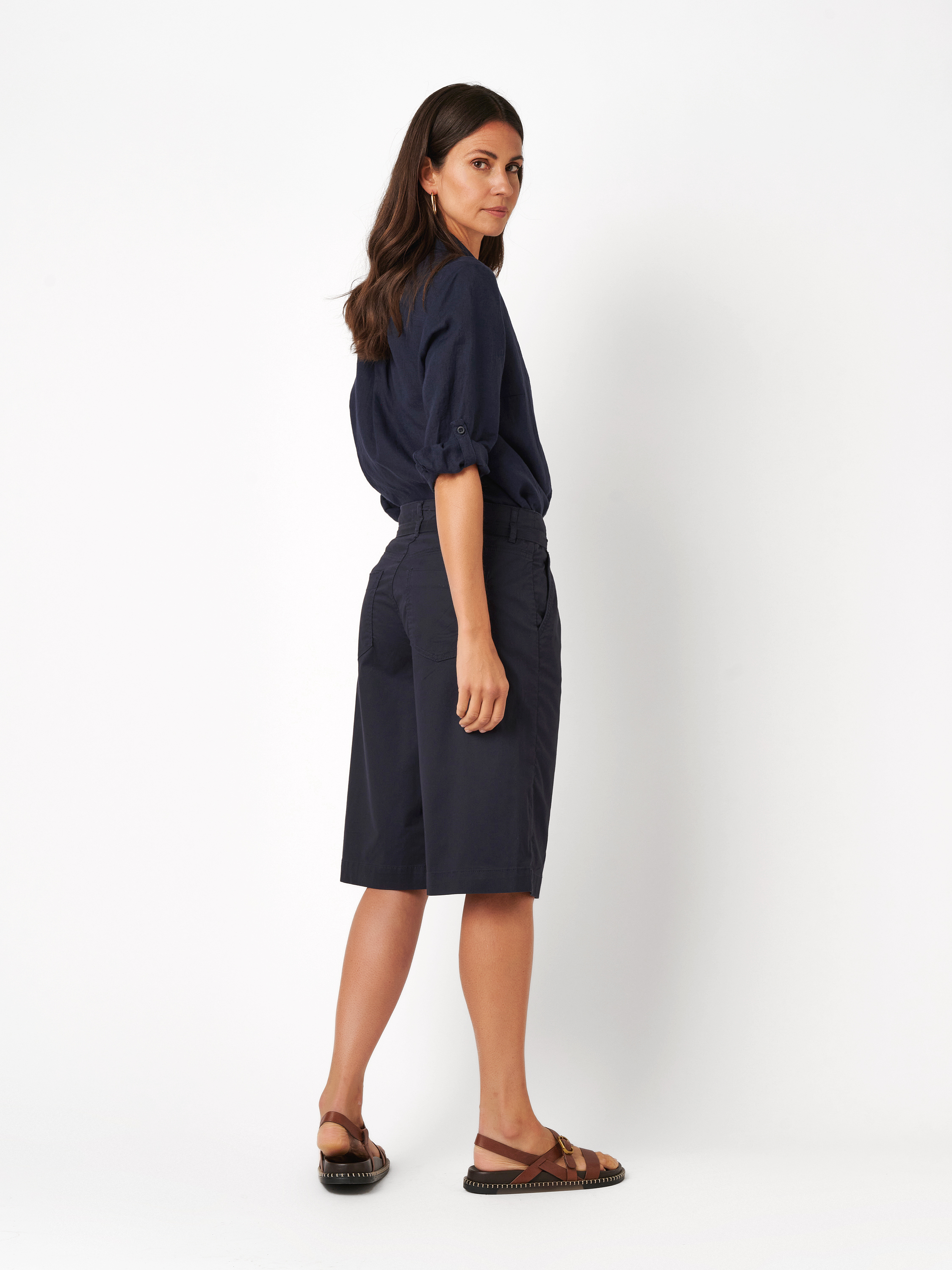 Damenshorts Liv Bermuda in dark blue, Weite Bermuda mit Guertel, Rueckansicht am Model getragen