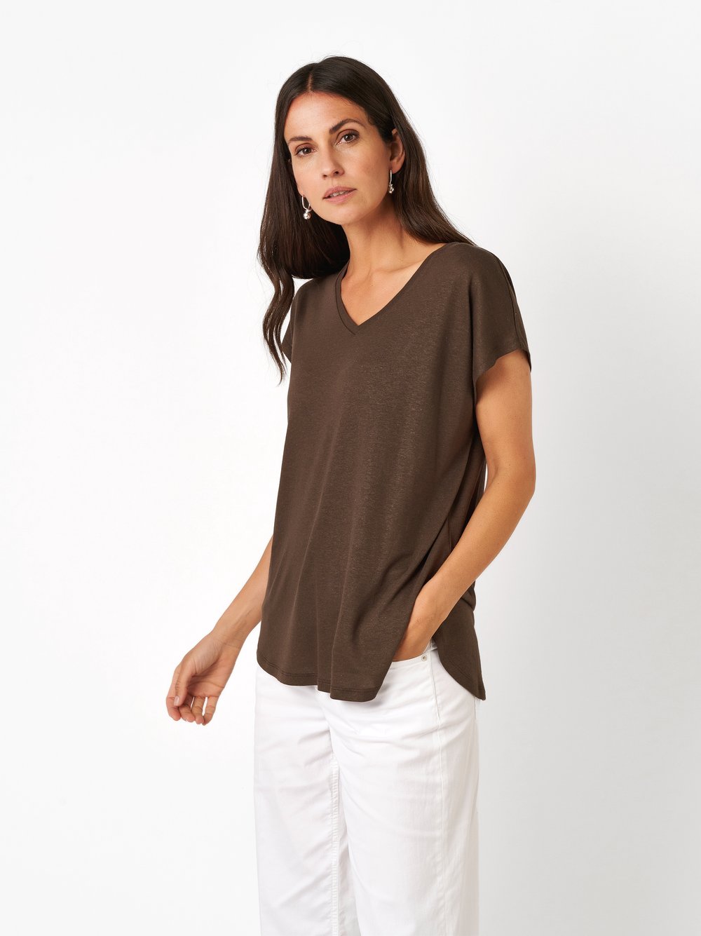 Damenshirt Evi in dark brown, Luftiges Shirt mit V-Ausschnitt, Frontansicht am Model getragen