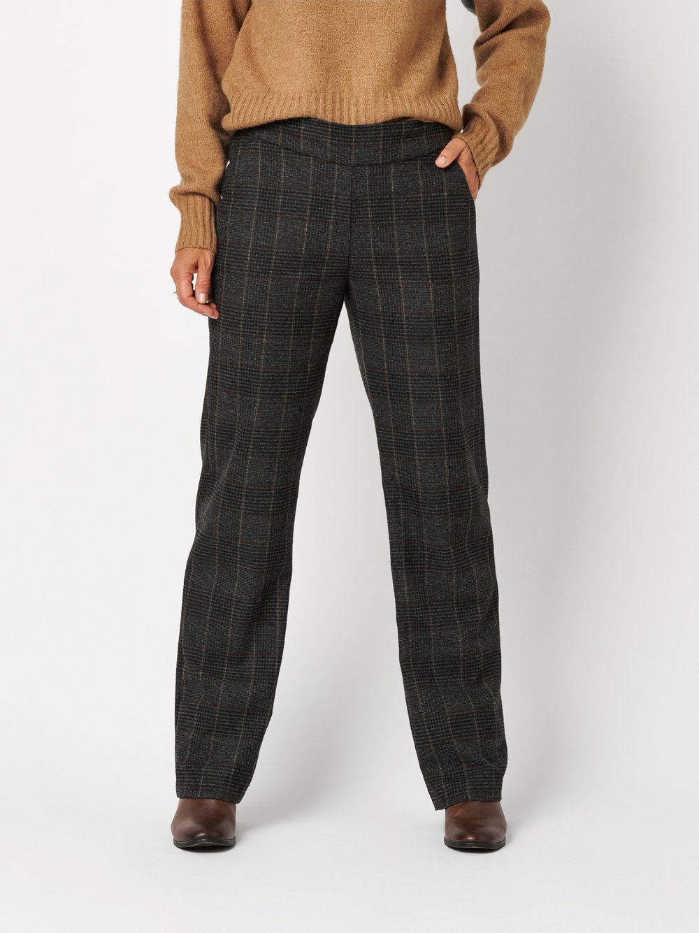 Damenhose Scarlet Wide in Anthrazit, Weite Karohose, Frontansicht am Model getragen