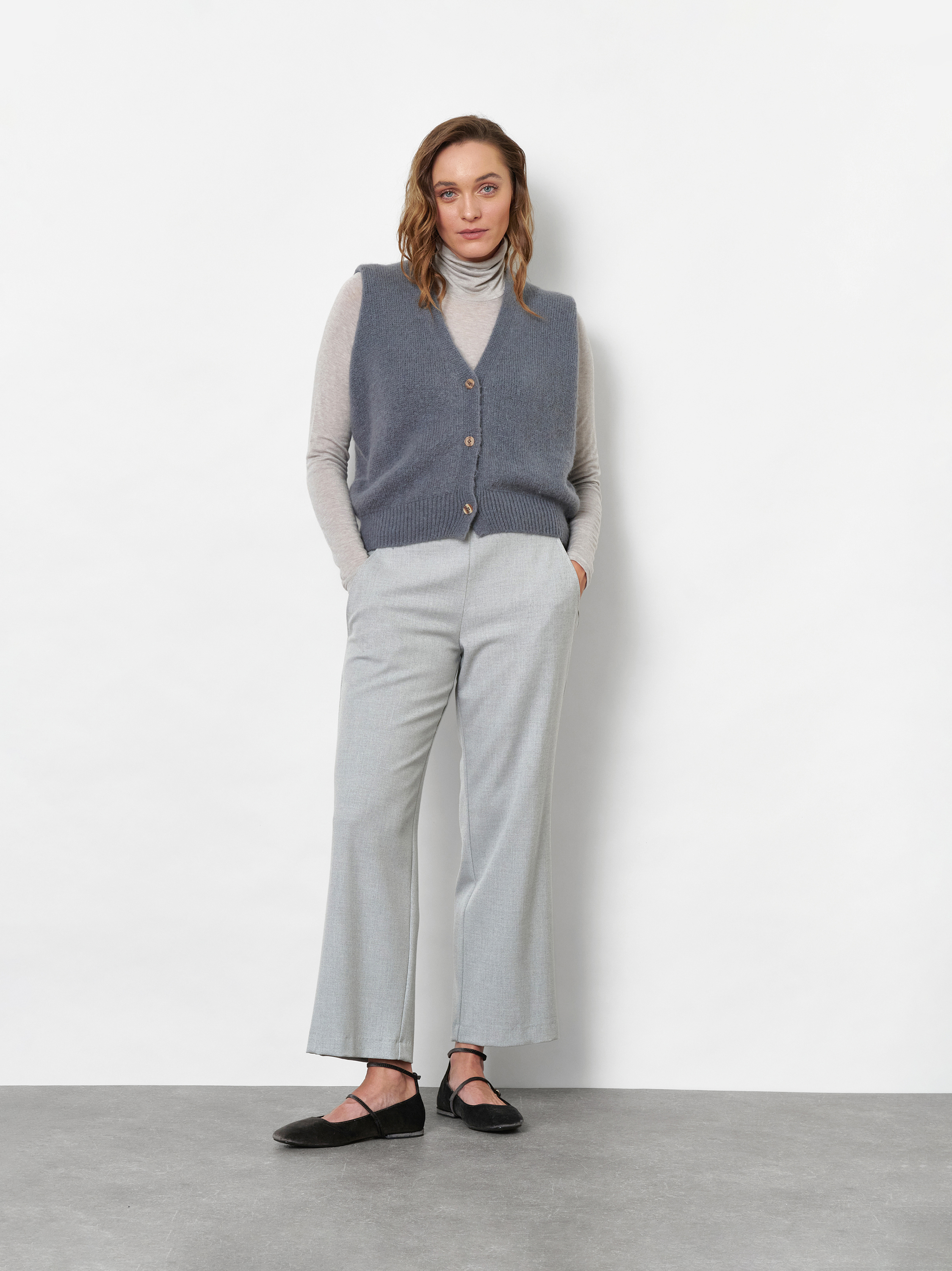 Damenweste Ilona in Grau, Strickweste im Boxy-Cut, Outfitansicht am Model