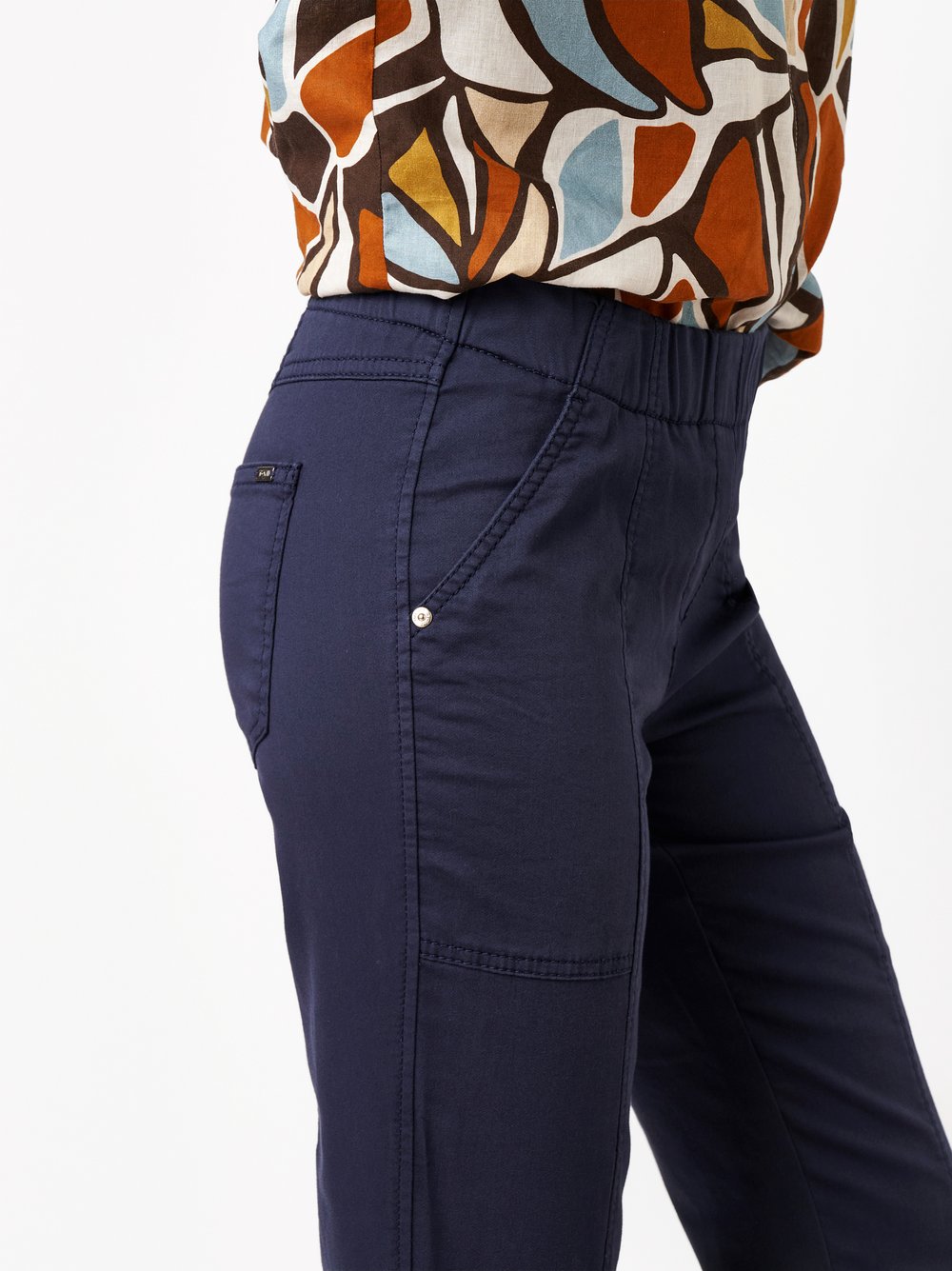 Damenhose Sue 3/4 in dark blue, Luftige 3/4-Jogpants mit Teilungsnaehten, Detailansicht