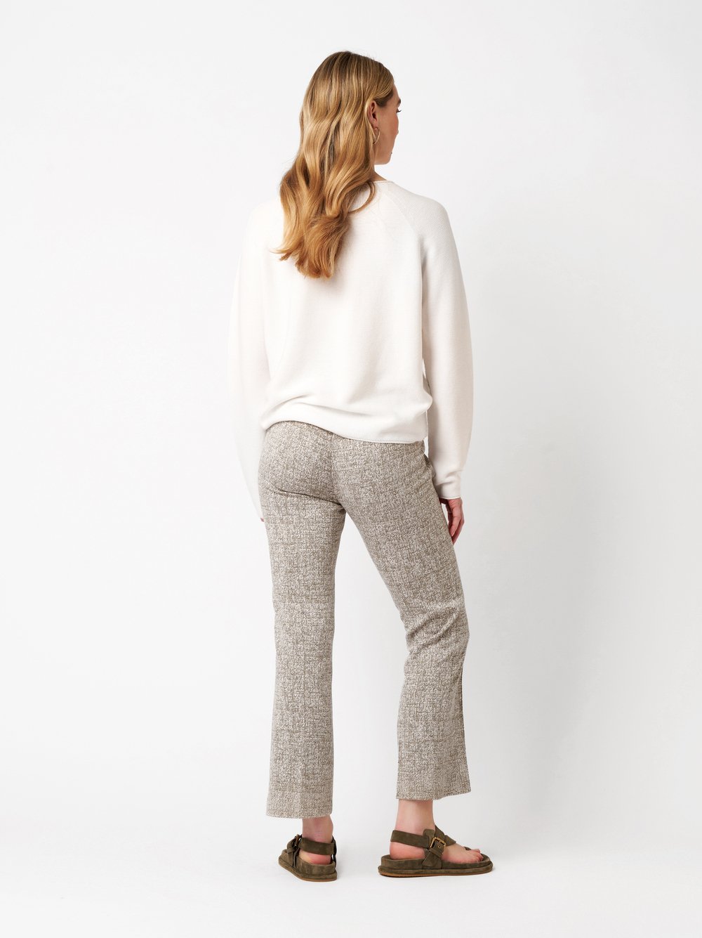 Damenhose Jenny 7/8 in beige / brown, 7/8-Hose aus Jersey-Jacquard, Rueckansicht am Model getragen