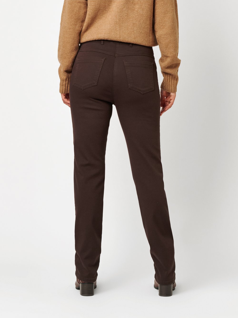 Damenhose Alice in Dunkelbraun, Schlupfhose im 5-Pocket-Stil, Rueckansicht am Model getragen