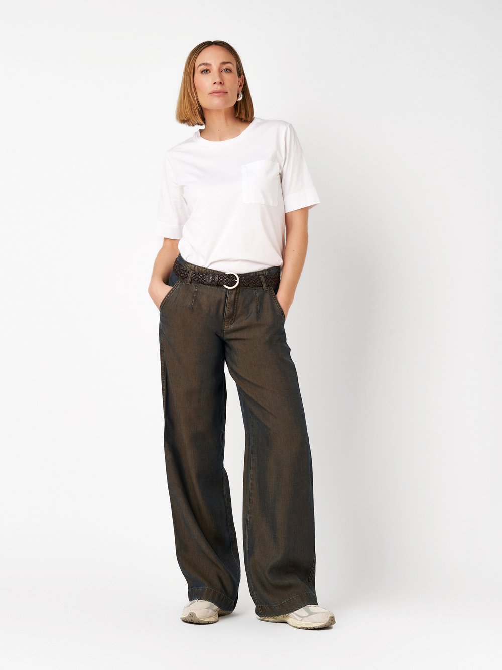 Damenjeans Liv Wide in brown, Fliessende Wide Leg mit feinem Schimmer, Frontansicht am Model getragen