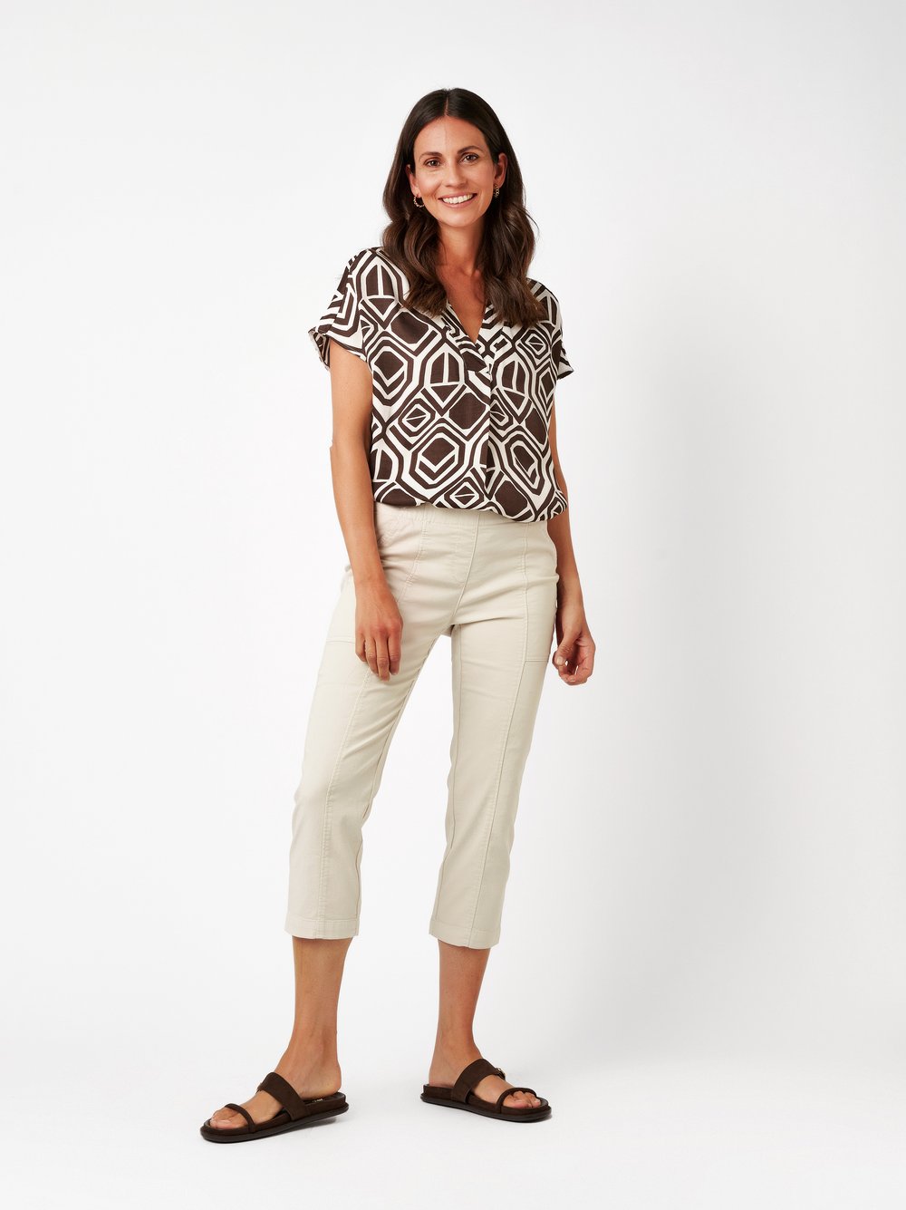 Damenhose Sue 3/4 in sand, Luftige 3/4-Jogpants mit Teilungsnaehten, Outfitansicht am Model
