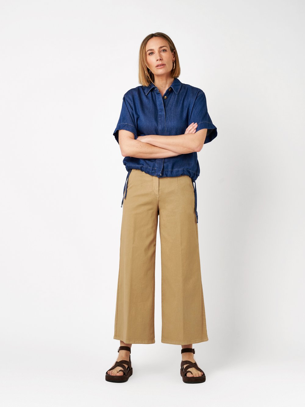 Damenjeans Jenny Culotte in light brown, Culotte aus leichtem Denim, Outfitansicht am Model