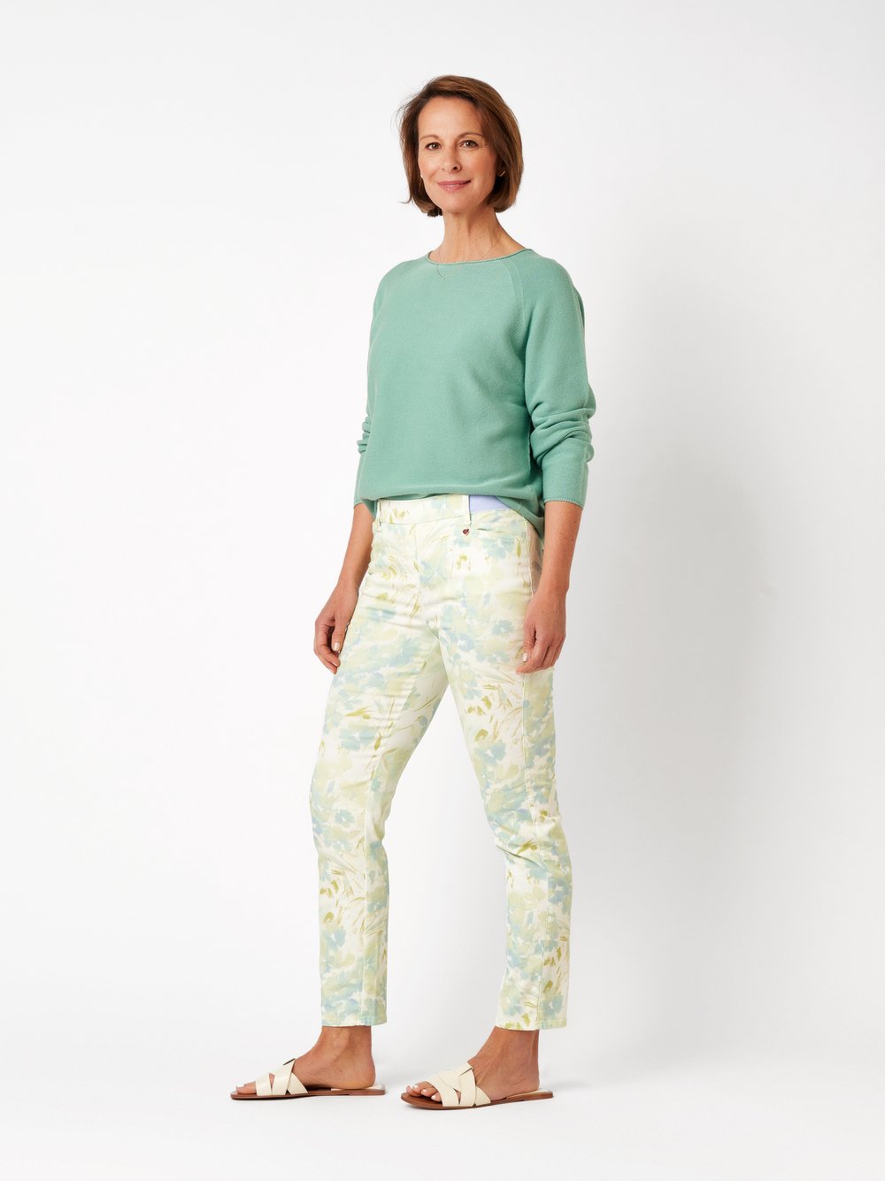 Damenhose Alice Slim 7/8 in multicolour green, 7/8-Hose mit Flowerprint, Outfitansicht am Model
