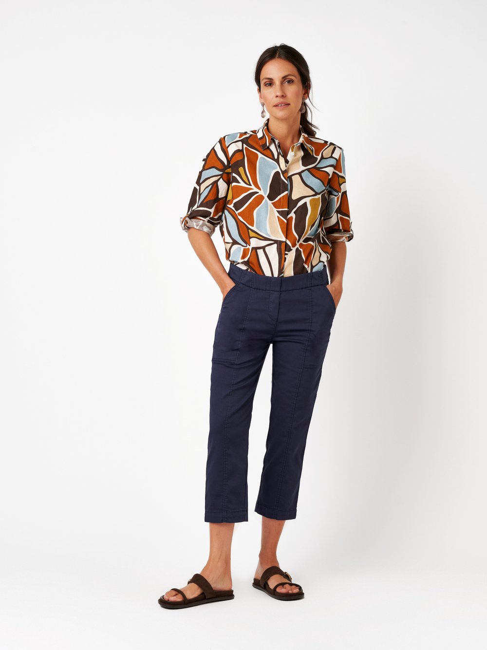 Damenhose Sue 3/4 in dark blue, Luftige 3/4-Jogpants mit Teilungsnaehten, Outfitansicht am Model