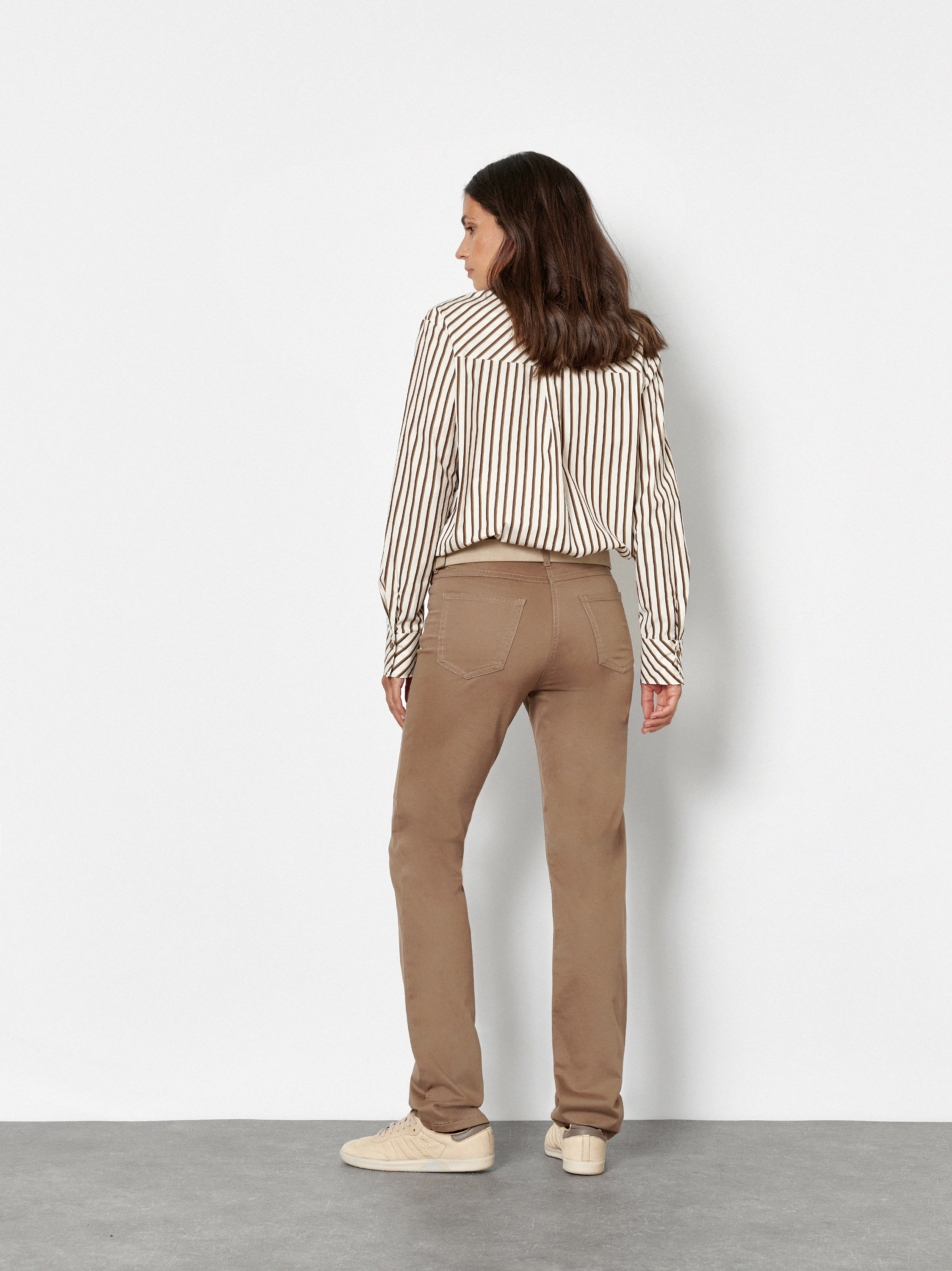 Damenhose Be Loved in Braun, regular-Fit Hose mit Strassdetail, Rueckansicht am Model getragen