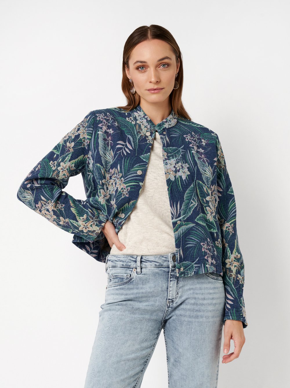 Damenjacke Jara in multicolour, edler Blouson aus Denim-Jacquard, Frontansicht am Model getragen