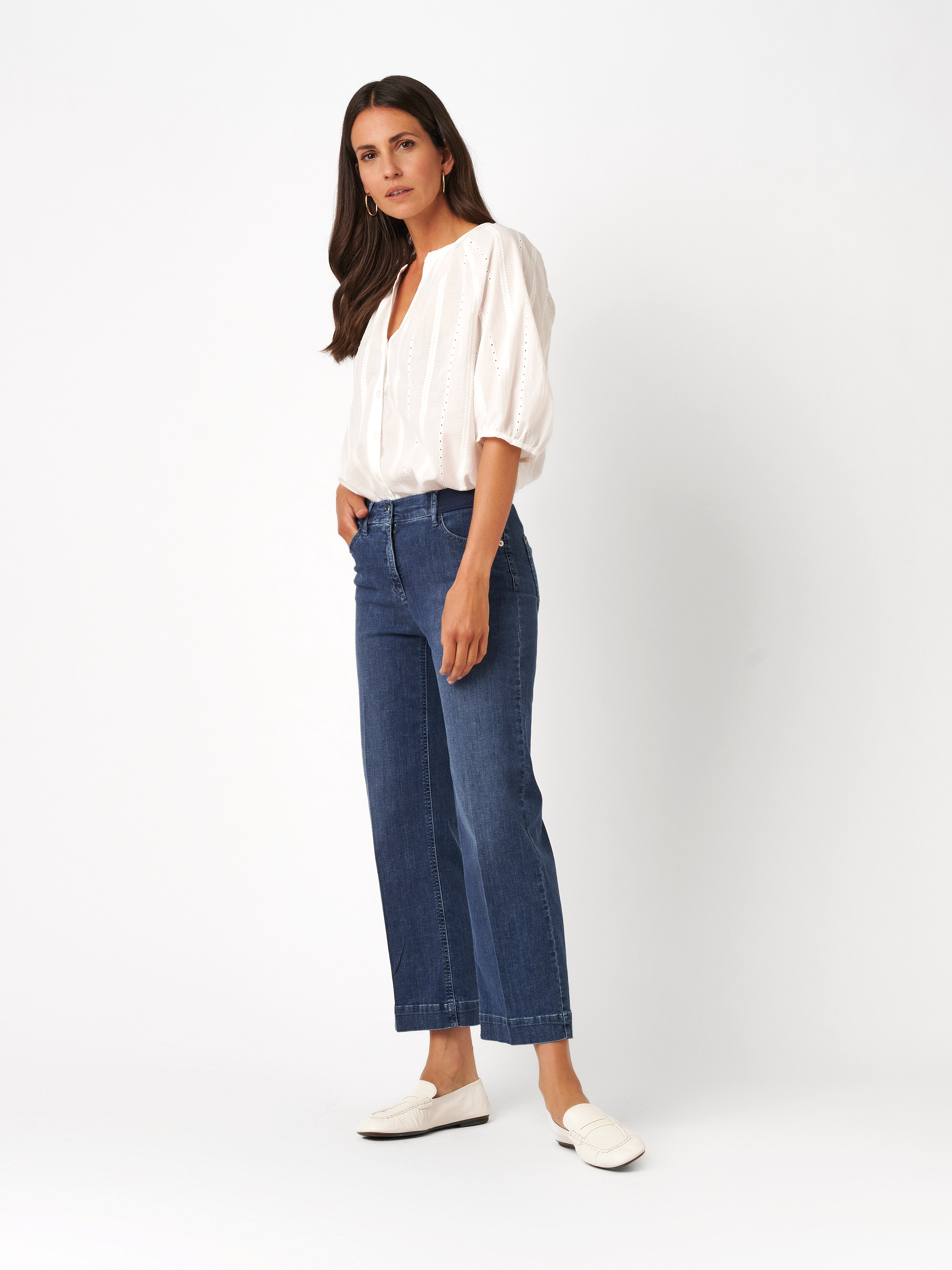 Damenjeans Jenny 7/8 in mid blue, wide-Leg Jeans mit sportivem Gummibund, Frontansicht am Model getragen