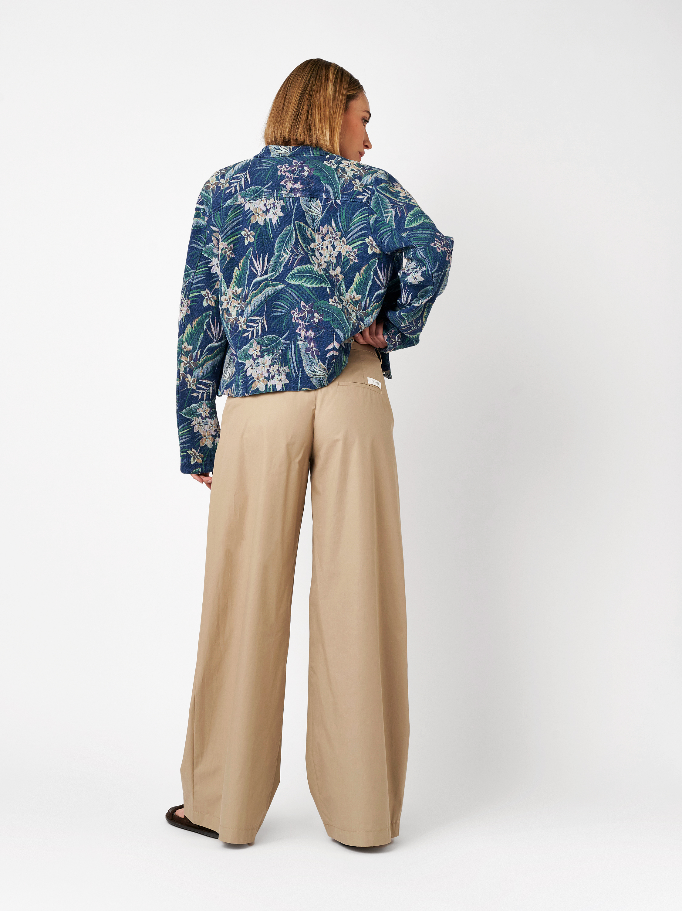 Womens trousers Elli Wide in beige, wide-leg pants with pleats, back view worn by model