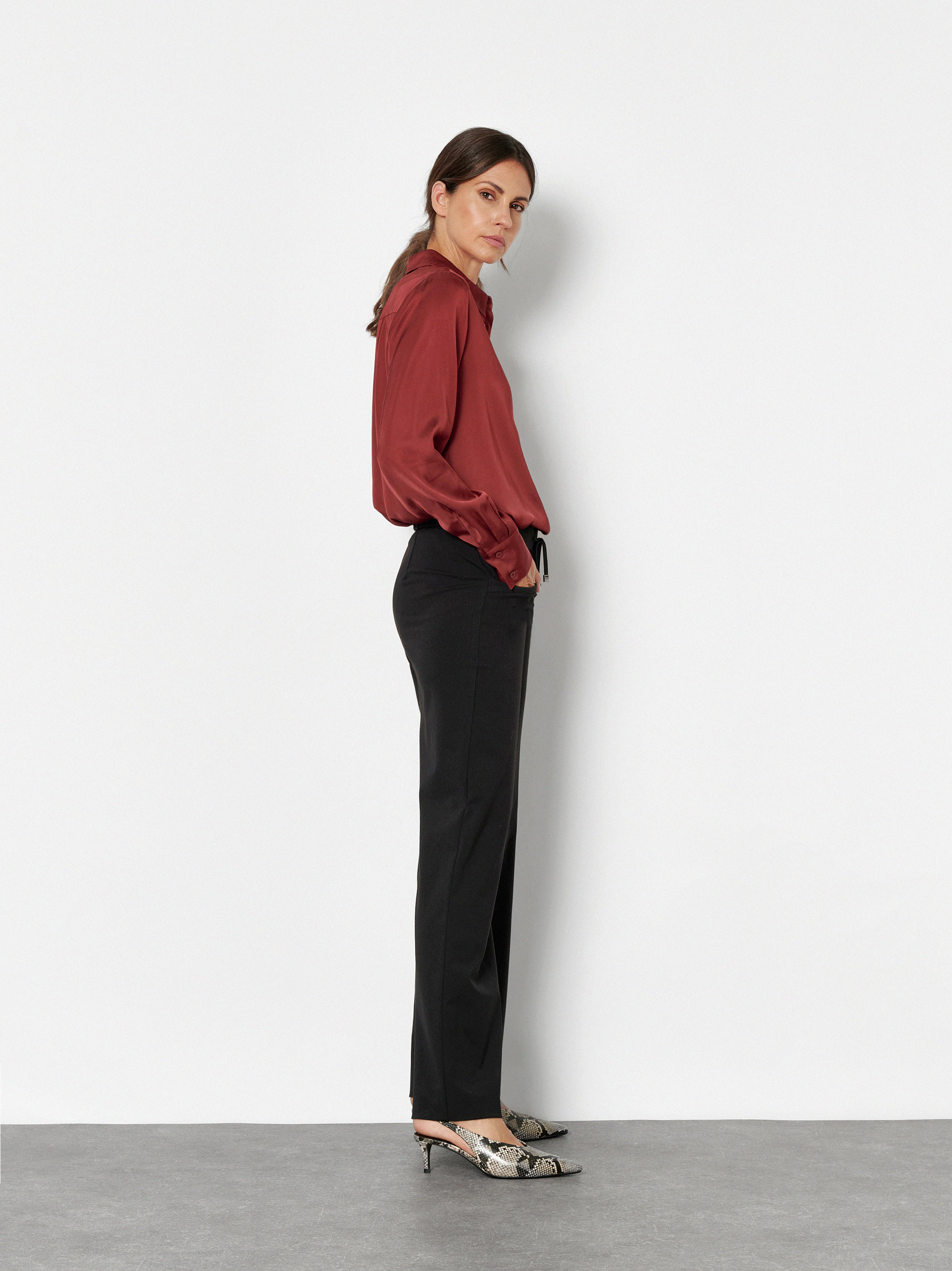 Damenhose Sue Wide in Schwarz, wide-Leg Hose mit Tunnelzug, Frontansicht am Model getragen