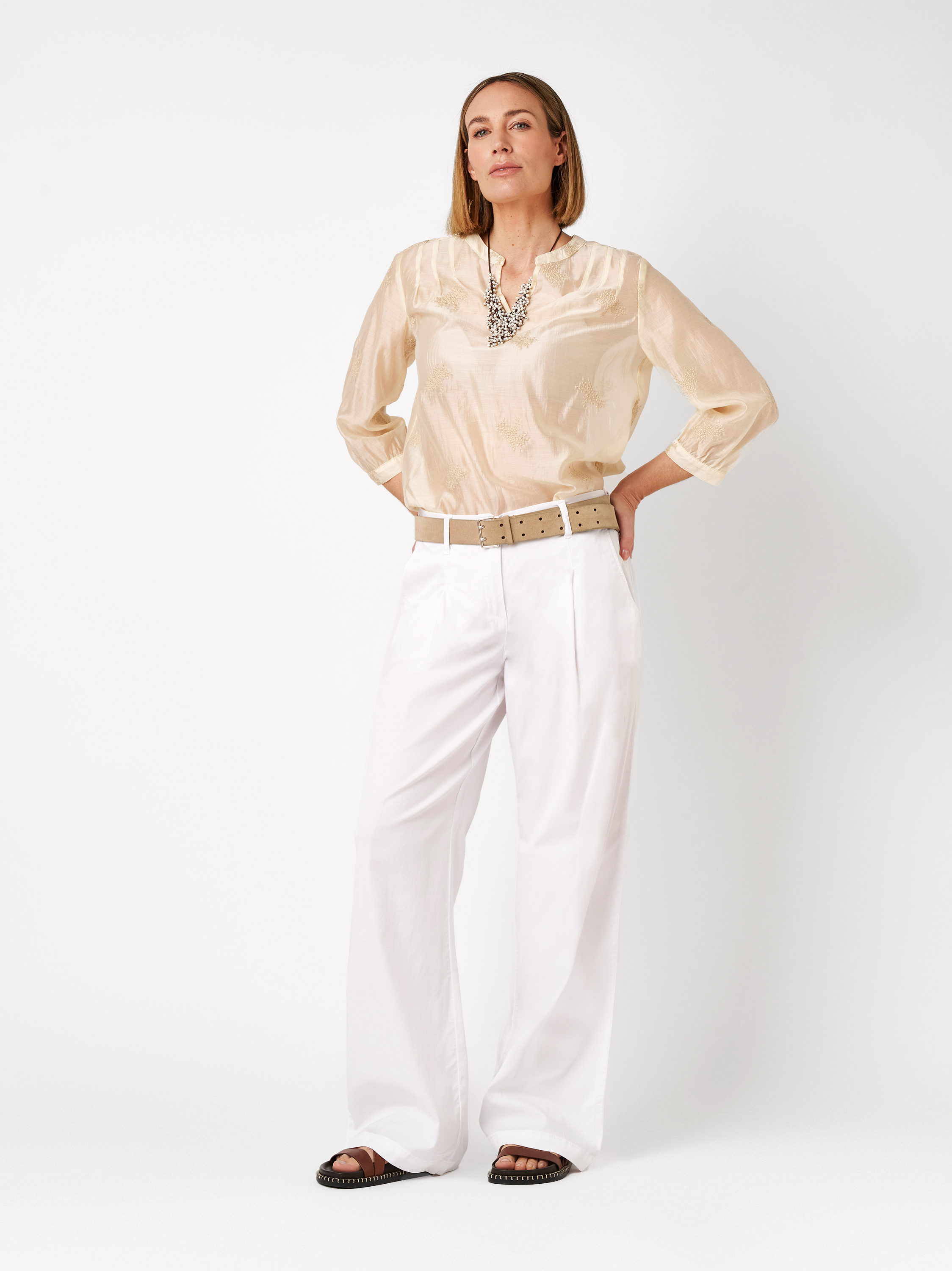 Damenhose Luisa Wide in white, Wide Leg Hose mit Bundfalten, Frontansicht am Model getragen
