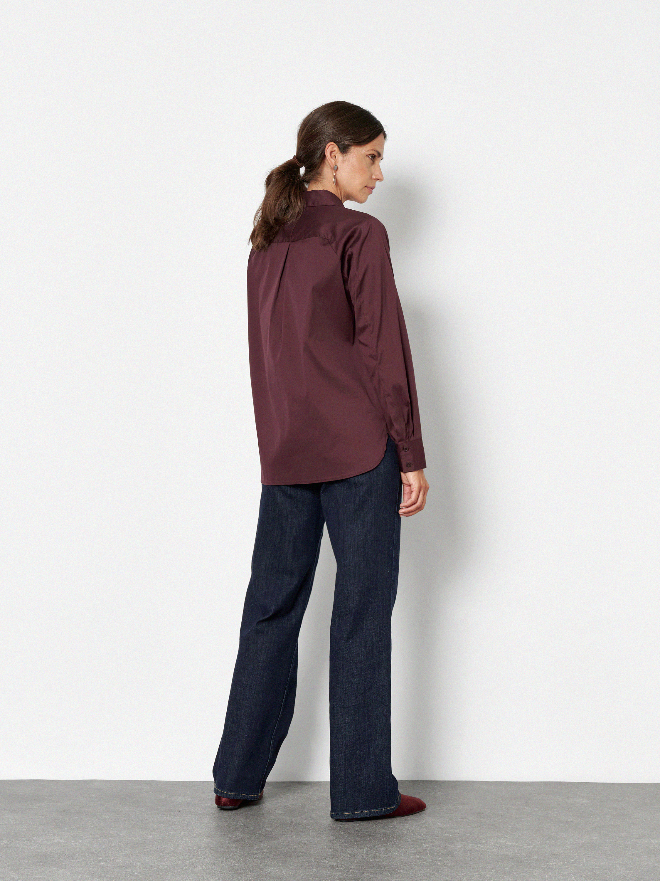 Damenbluse Charly in Bordeaux, Hemdbluse mit schraeger Brusttasche, Rueckansicht am Model getragen