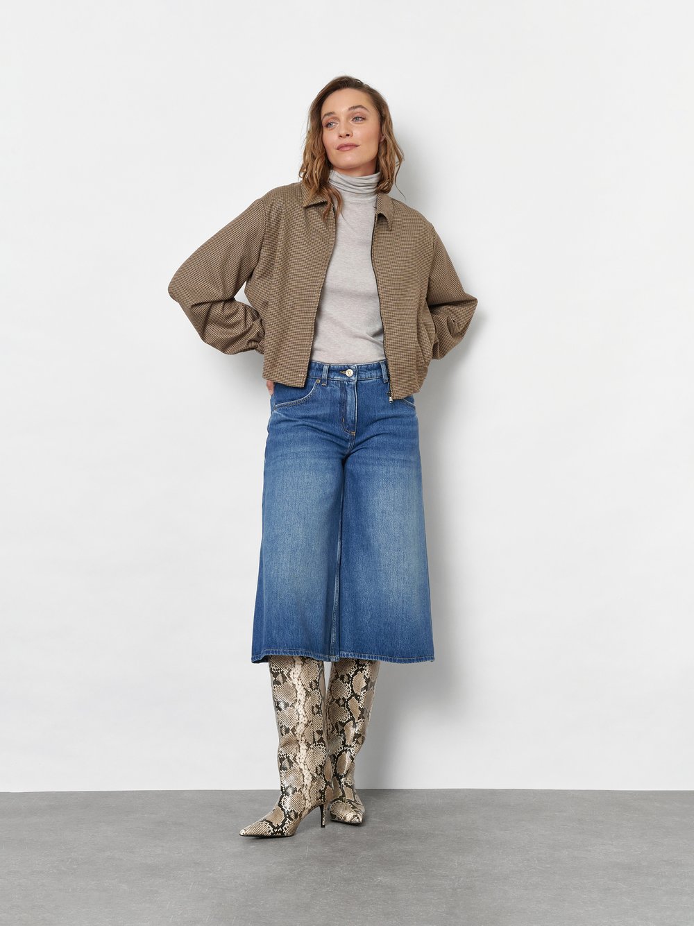 Damenjeans Culotte in Mid Blue, jeans-Culotte mit authentischer Waschung, Outfitansicht am Model