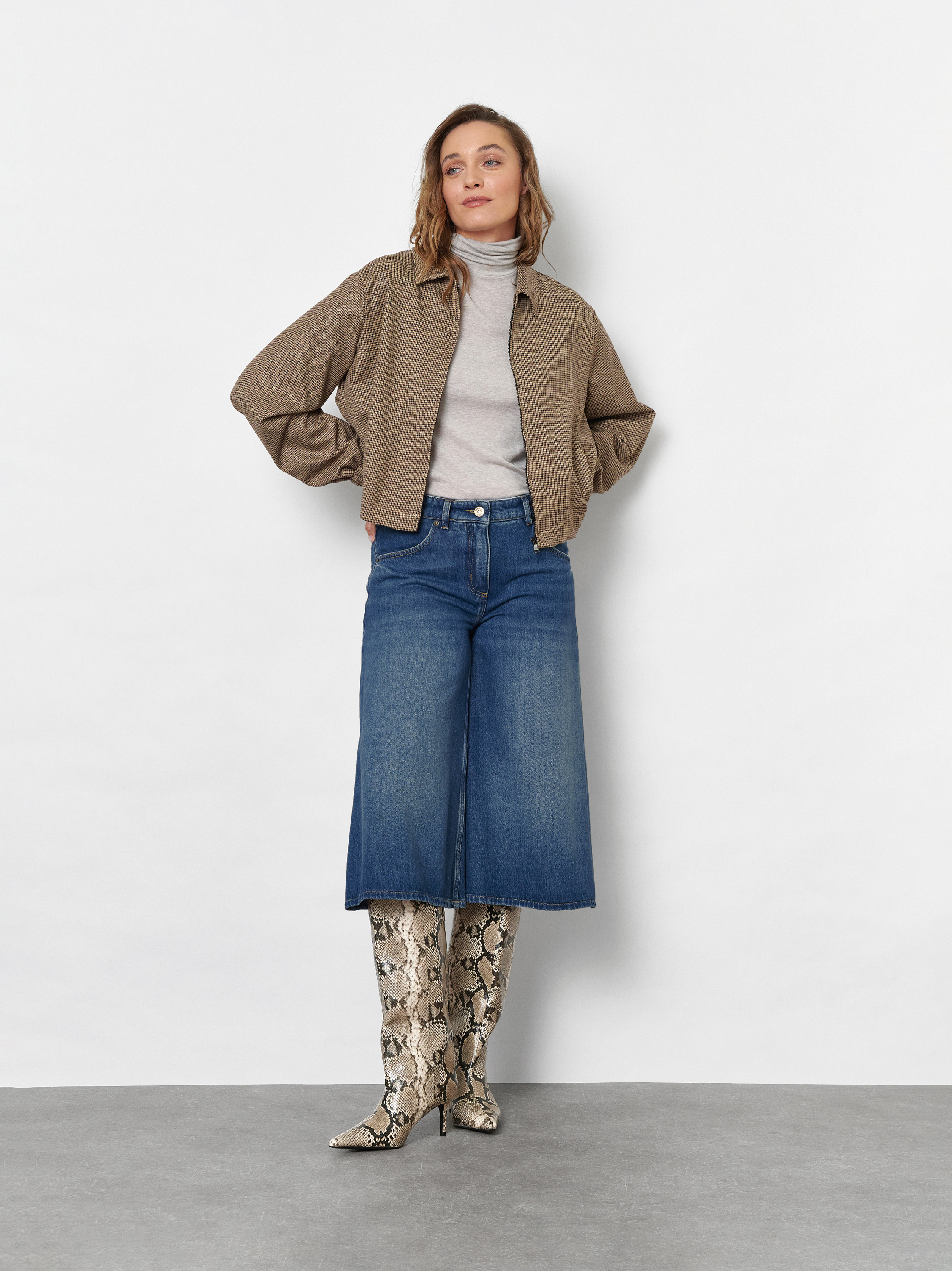 Womens jeans Culotte in Mid Blue, authentic-wash denim culottes, outfit view worn by model