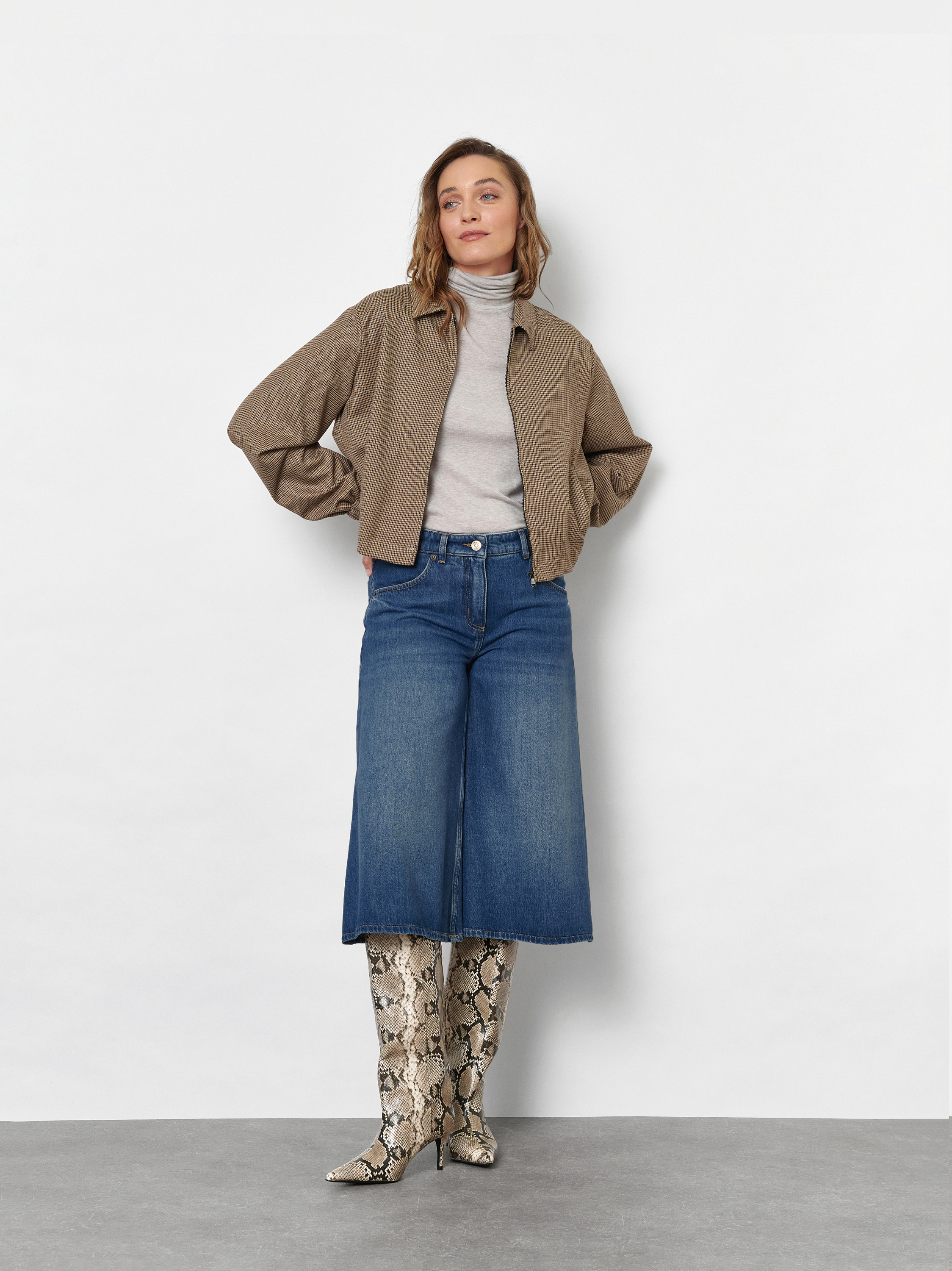 Damenjeans Culotte in Mid Blue, jeans-Culotte mit authentischer Waschung, Outfitansicht am Model
