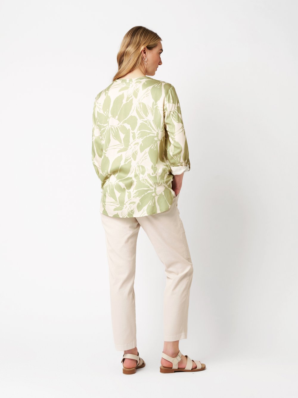 Damenbluse Bella in green / offwhite, Seidige Schlupfbluse mit Flowerprint, Rueckansicht am Model getragen