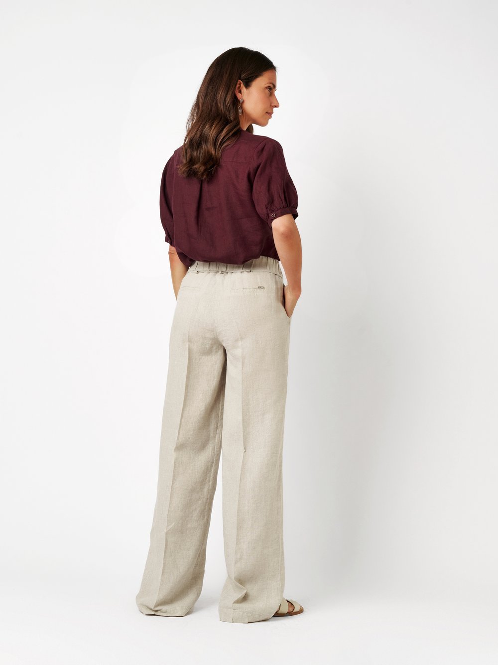 Damenbluse Pia Palazzo in beige, Weite Leinenhose mit Bindeguertel, Rueckansicht am Model getragen