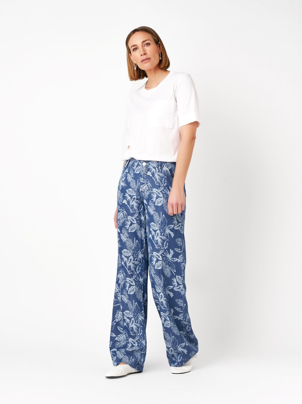 Damenjeans Liv Wide in blue, Fliessende Wide Leg mit tropischem Print, Outfitansicht am Model
