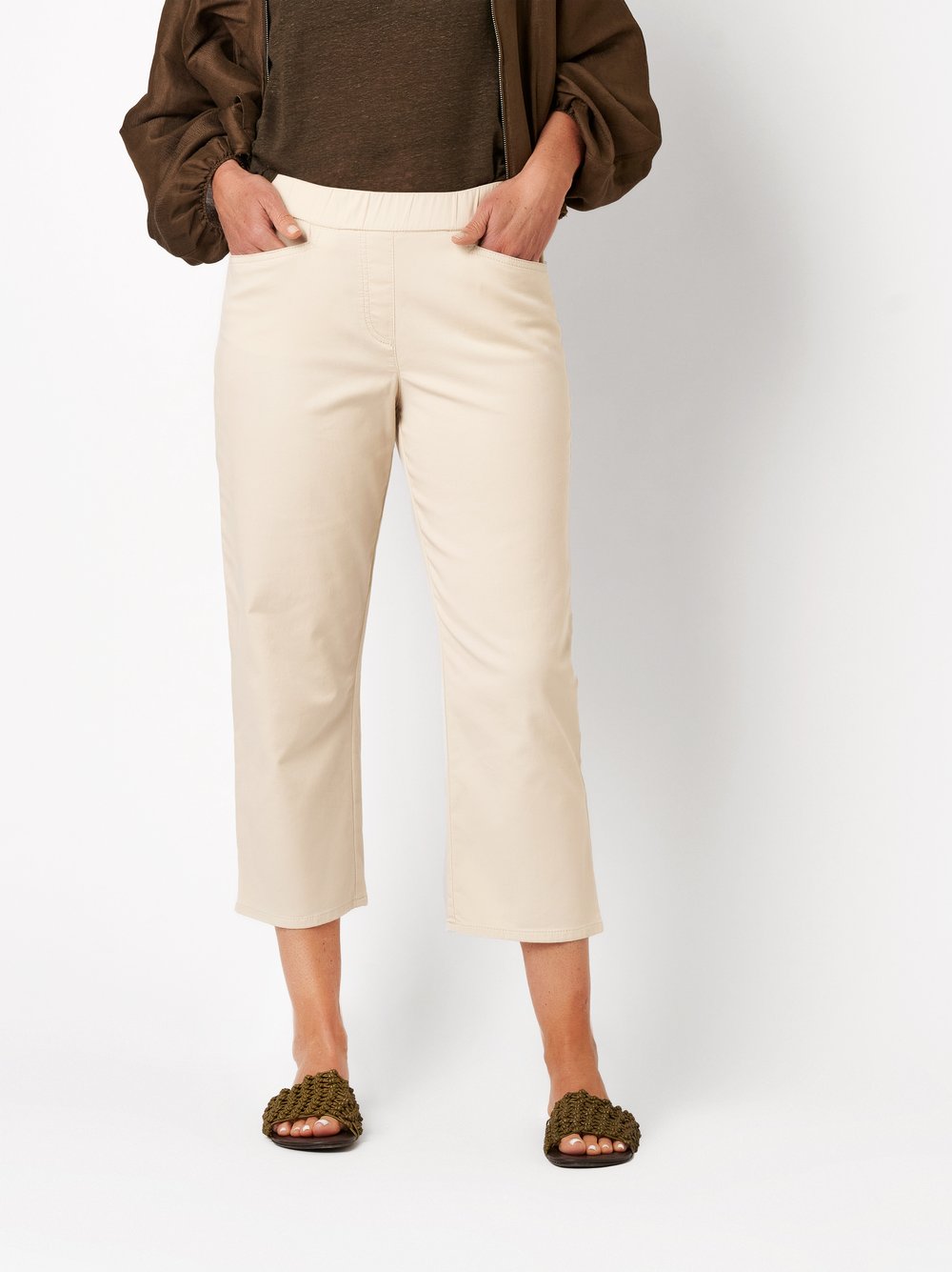 Damenhose Scarlet 3/4 in light beige, Entspannte 3/4-Hose mit Schlupfbund, Frontansicht am Model getragen
