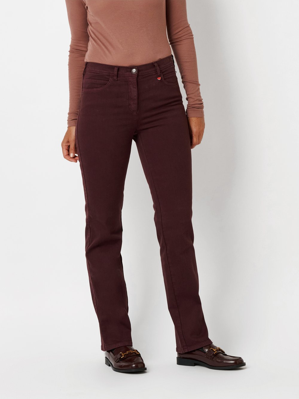 Damenjeans Meine beste Freundin in Bordeaux, straight-Fit Jeans, Frontansicht am Model getragen