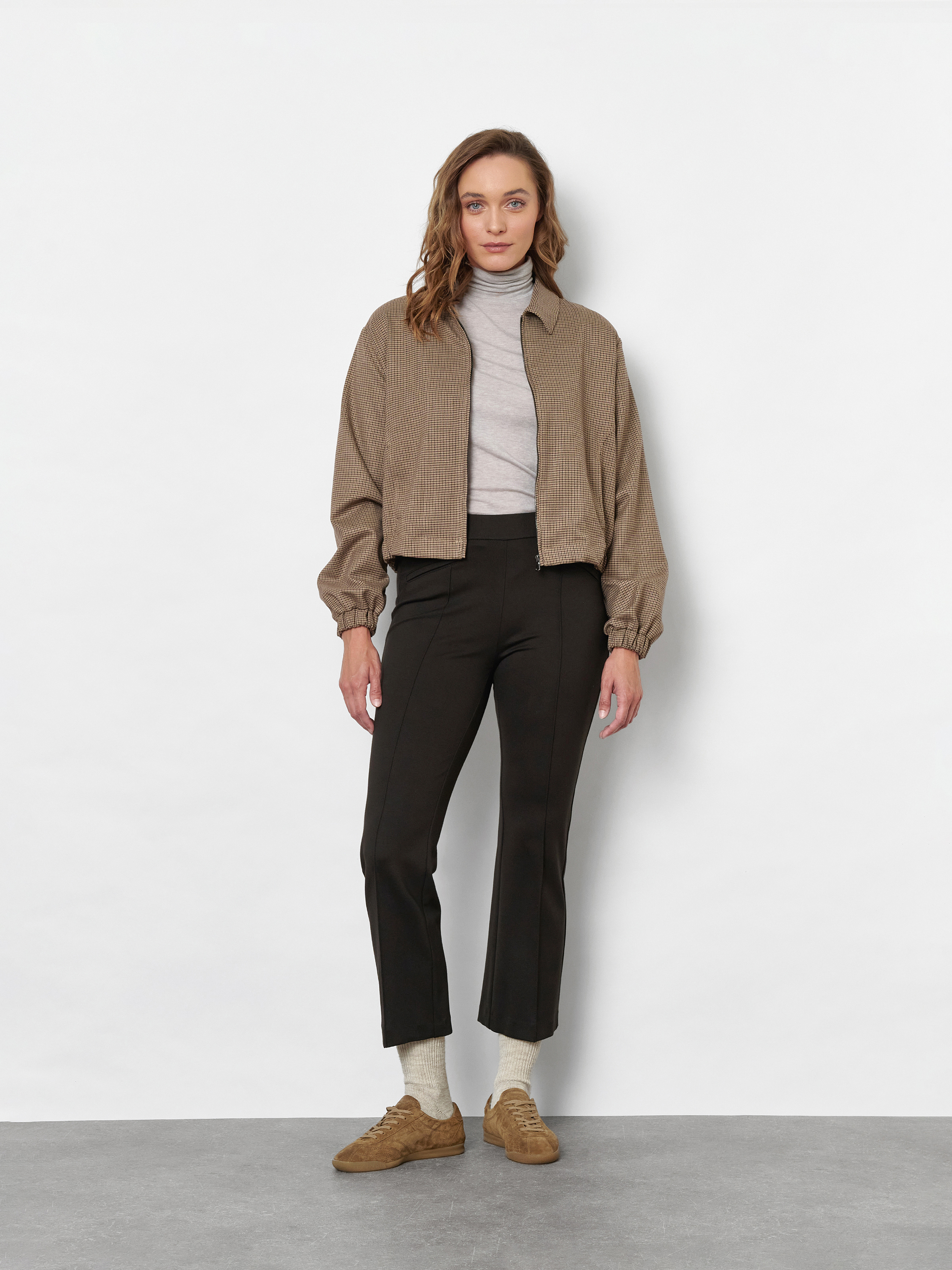 Damenhose Jenny 7/8 in Dunkelbraun, Leicht ausgestellte 7/8-Jerseyhose, Outfitansicht am Model