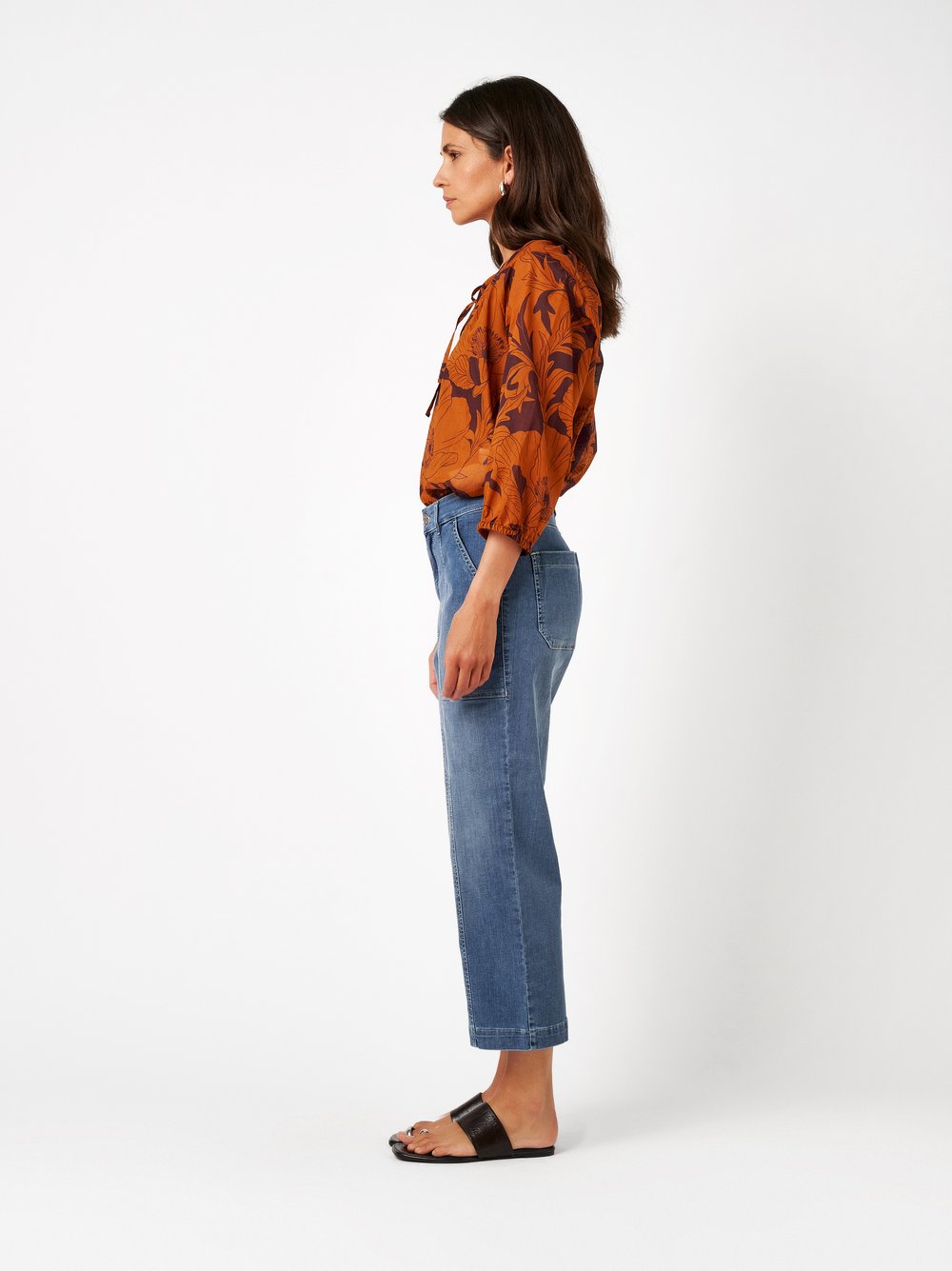 Damenjeans Liv 7/8 in blue, 7/8-Jeans mit markanten Teilungsnaehten, Frontansicht am Model getragen