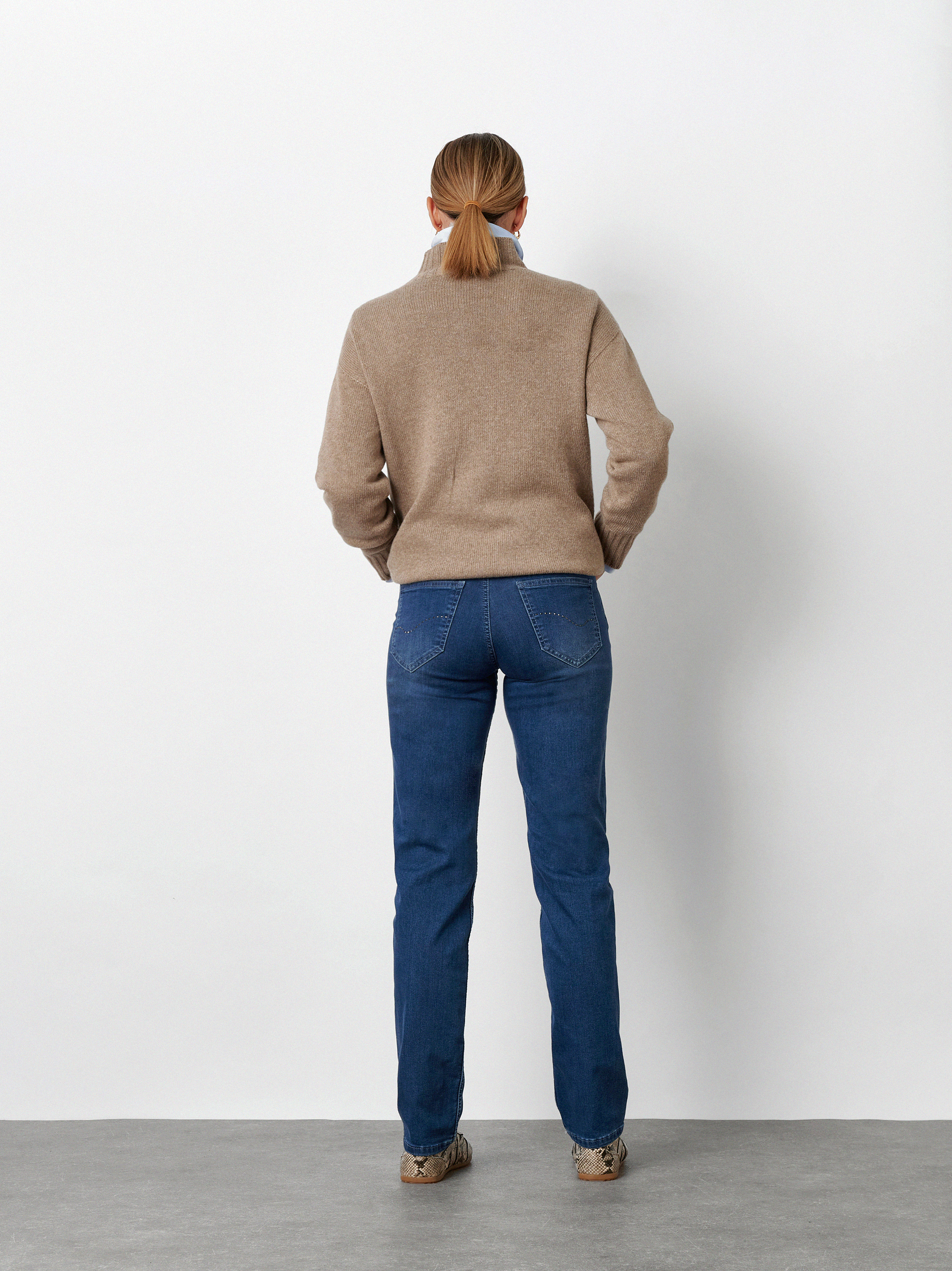Damenjeans Liv Regular in mid blue, Regular-Fit Jeans, Rueckansicht am Model getragen