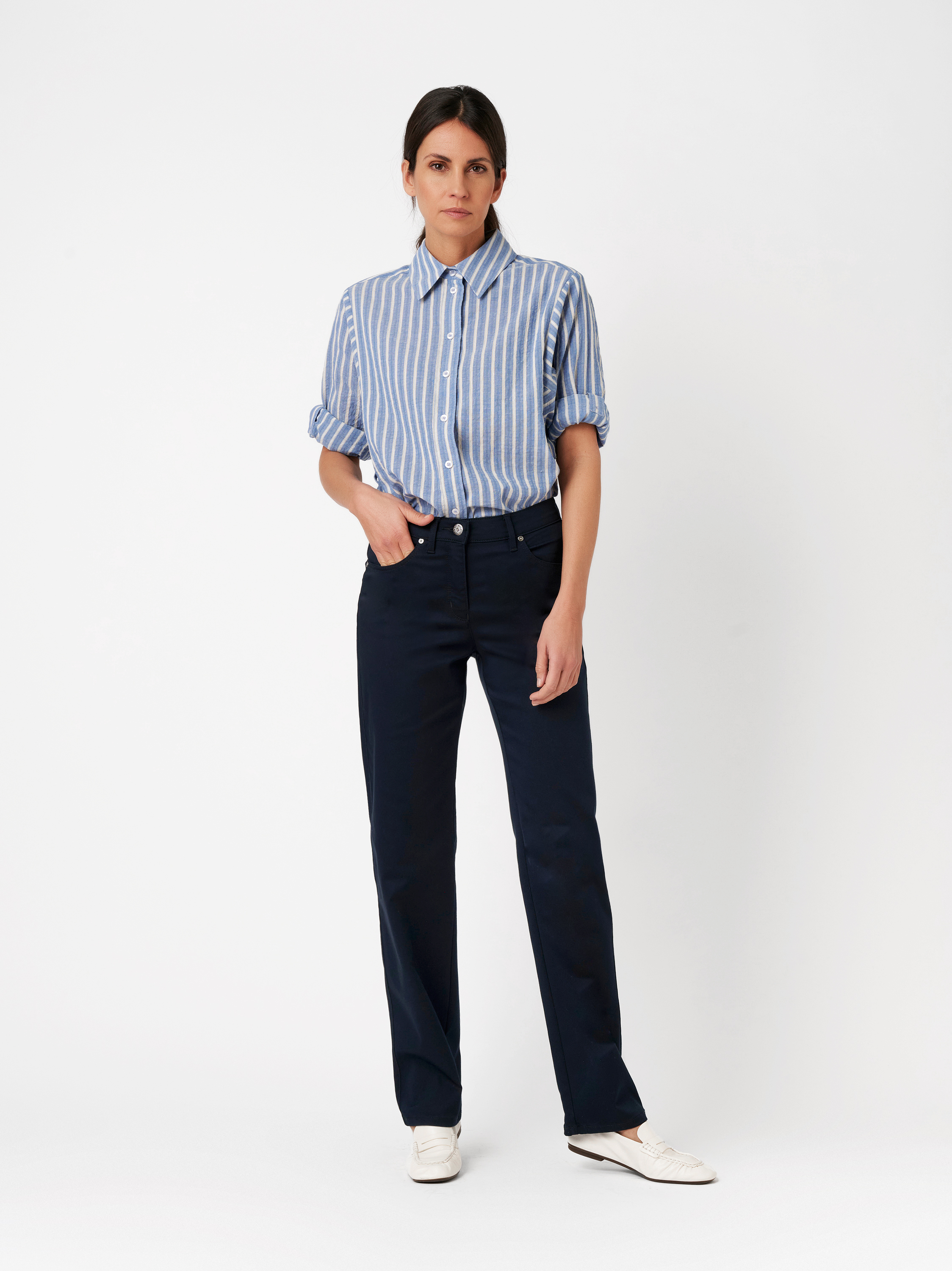 Damenhose Honey in dark blue, farbechte Hose, Frontansicht am Model getragen