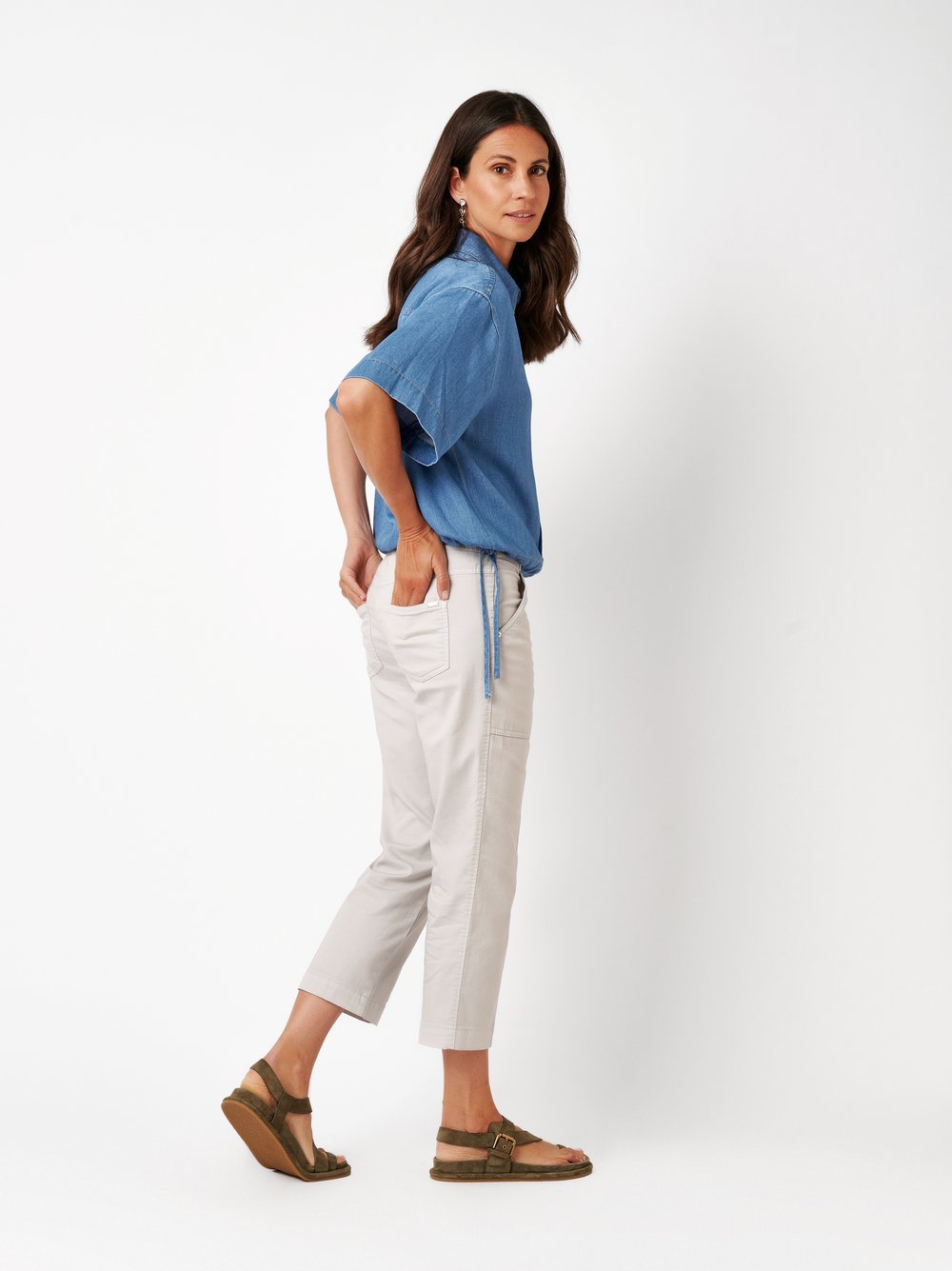 Damenhose Sue 3/4 in light grey, Luftige 3/4-Jogpants mit Teilungsnaehten, Outfitansicht am Model
