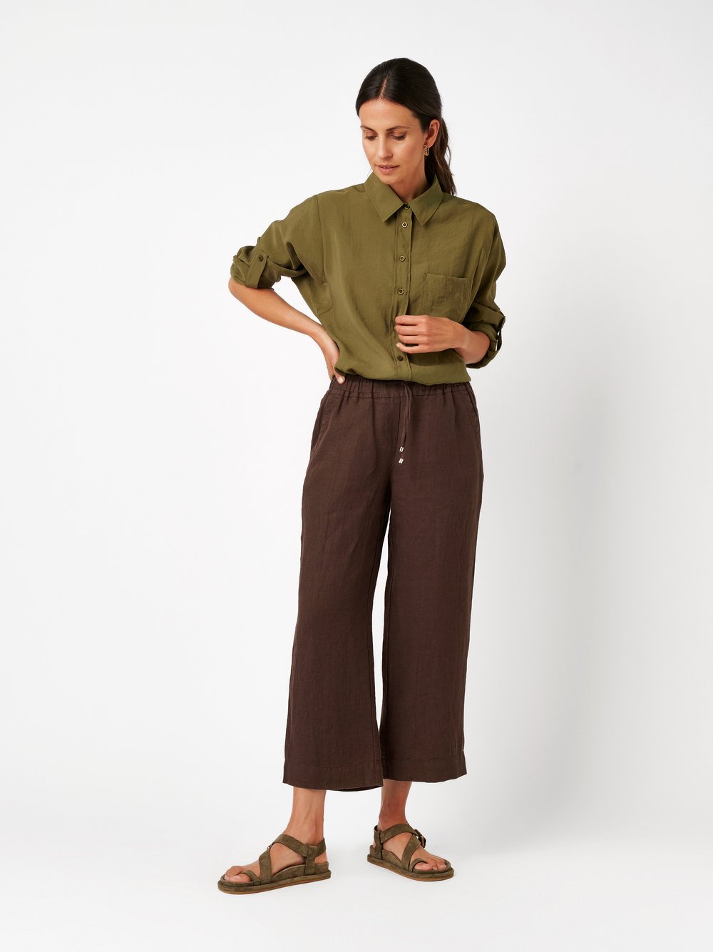 Damenhose Pia 3/4 in dark brown, Legere 3/4-Hose aus Leinen, Outfitansicht am Model