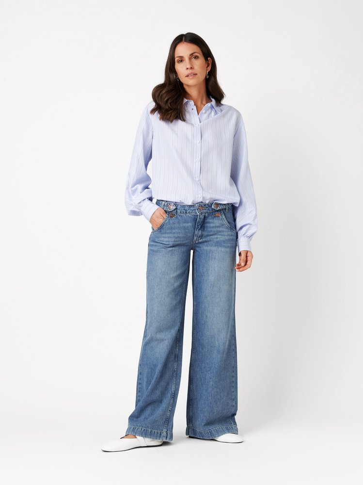 Damenjeans Ella Wide in blue, Wide Leg Jeans mit Knopfdetails, Frontansicht am Model getragen