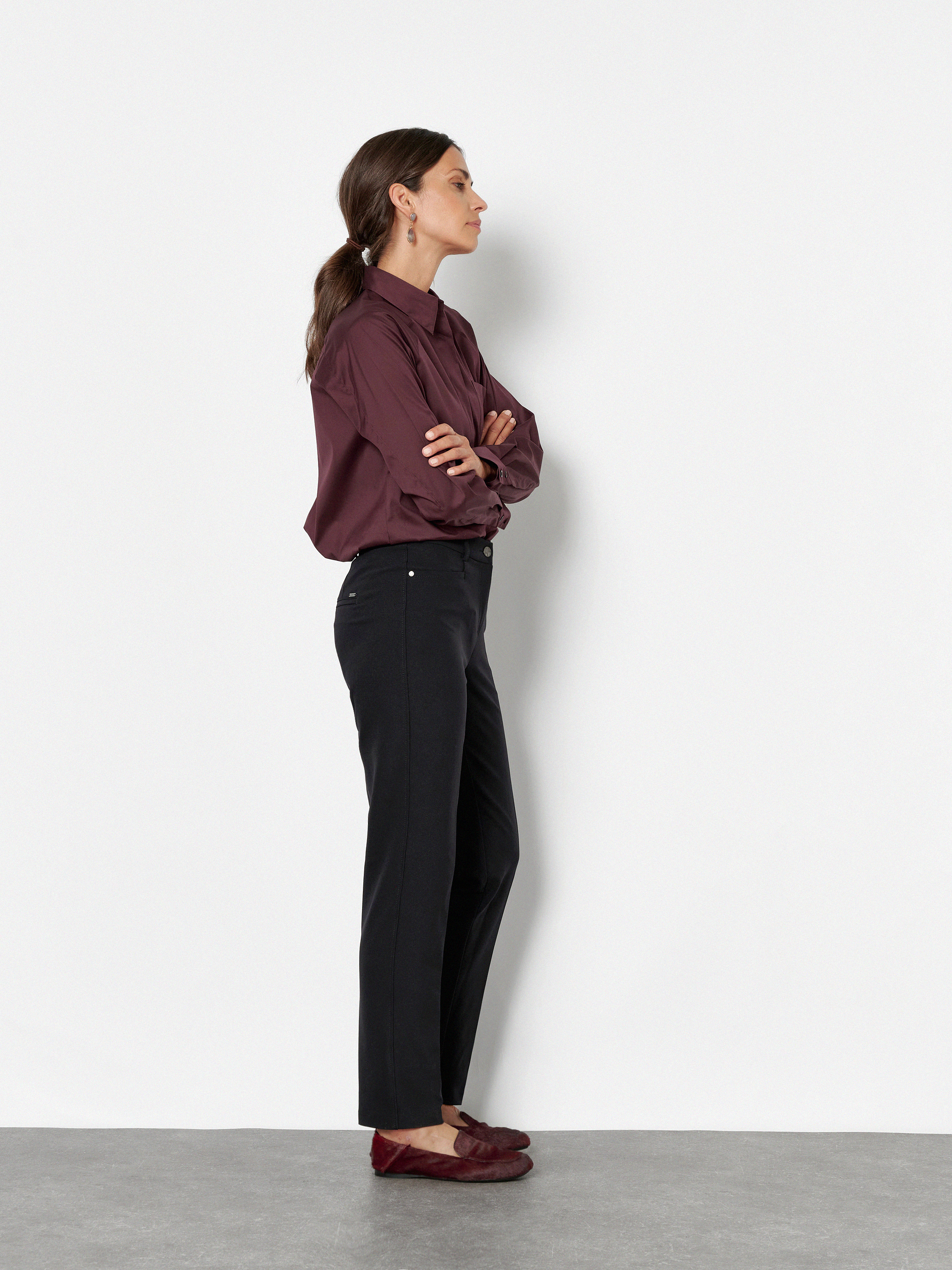 Damenhose Jenny Smart in Schwarz, tailoring-Hose mit Buegelfalten, Frontansicht am Model getragen
