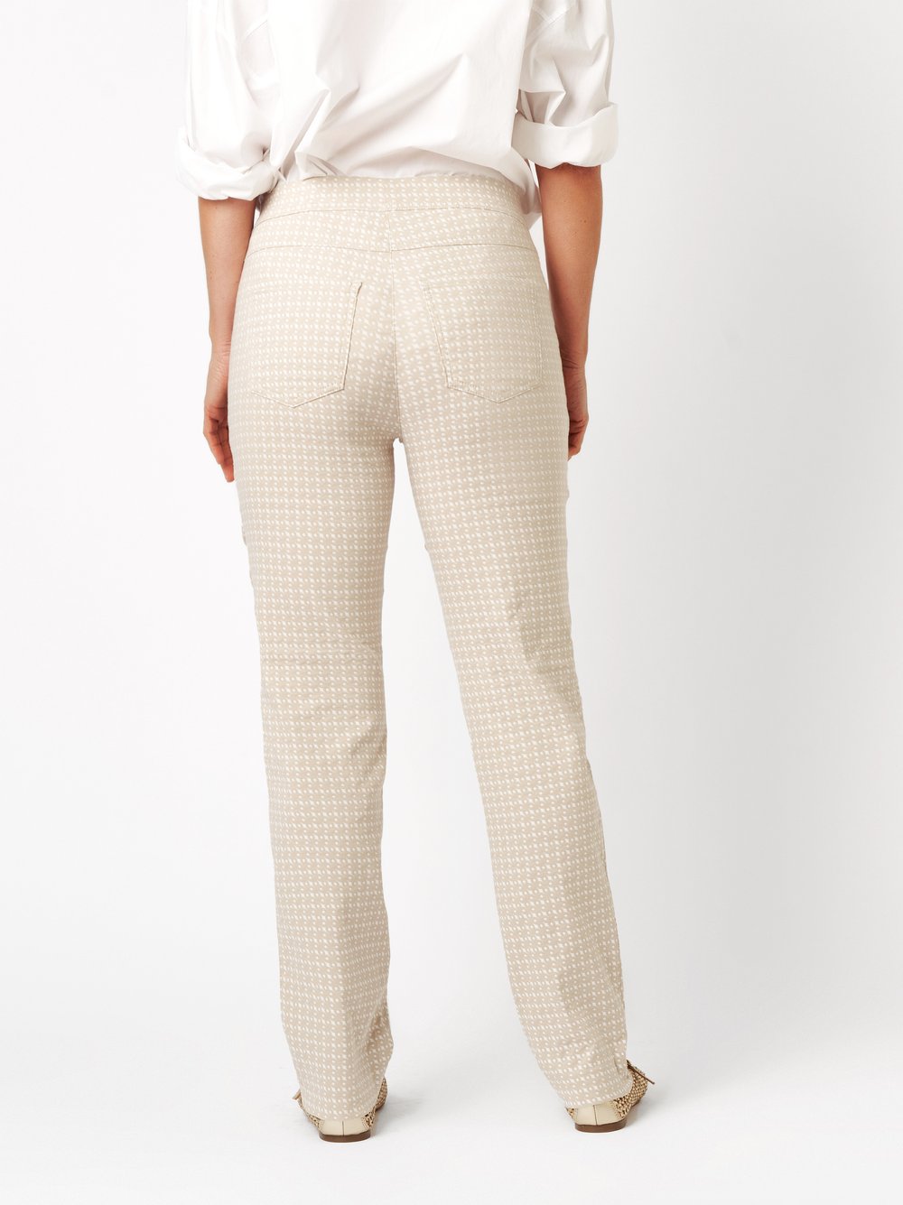 Damenhose Alice Slim in beige / white, slim-Fit Hose aus strukturiertem Jacquard, Rueckansicht am Model getragen