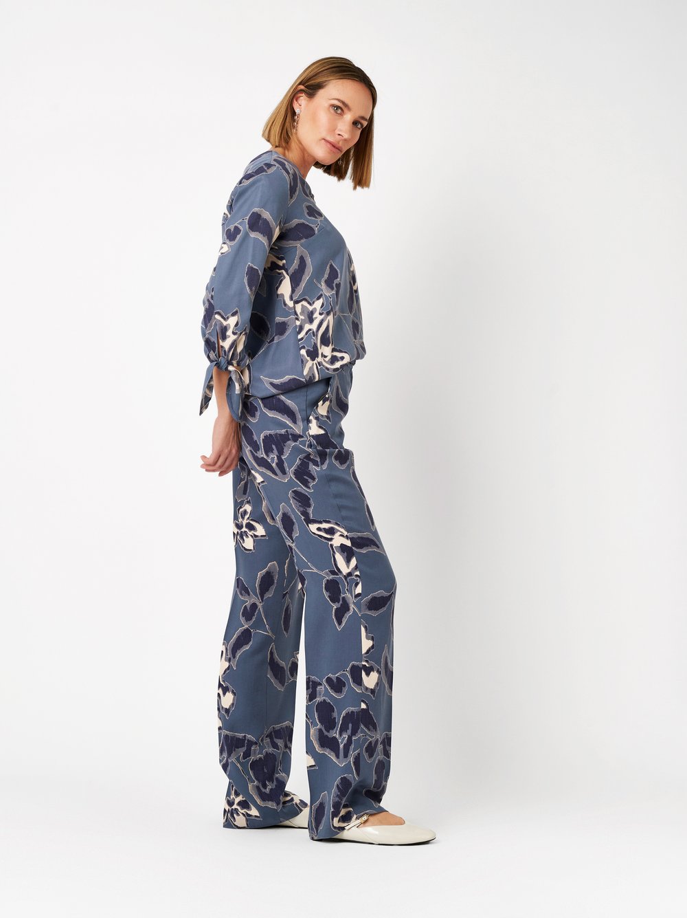 Damenhose Luisa Wide in blue, Feinfallende Hose mit Bluetenprint, Outfitansicht am Model