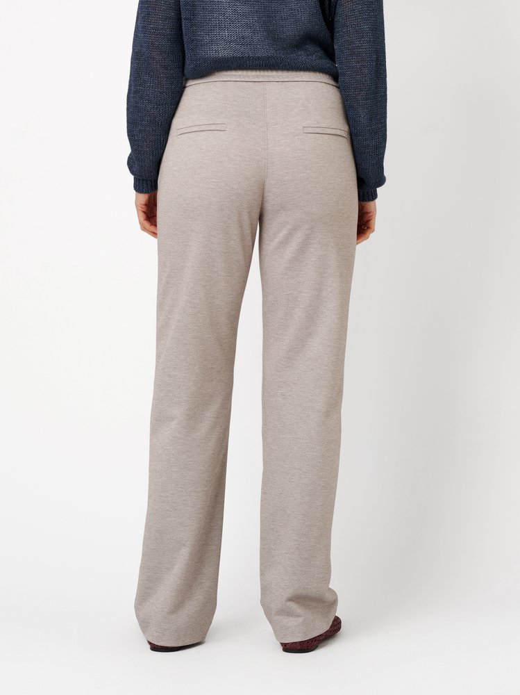 Damenhose Scarlet Wide in light brown, entspannte Jerseyhose, Rueckansicht am Model getragen