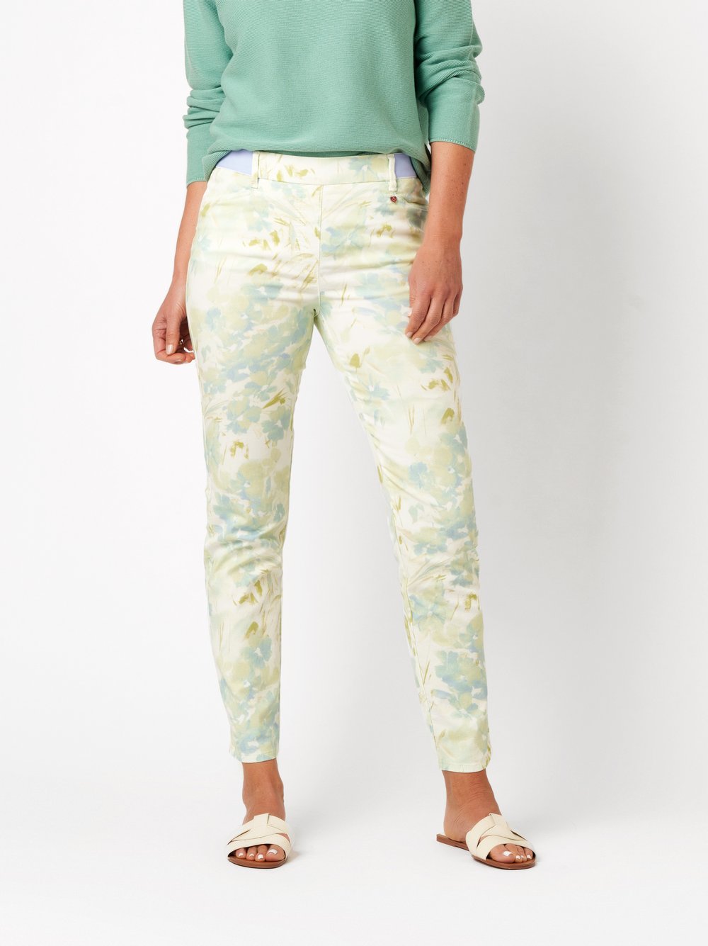 Damenhose Alice Slim 7/8 in multicolour green, 7/8-Hose mit Flowerprint, Frontansicht am Model getragen