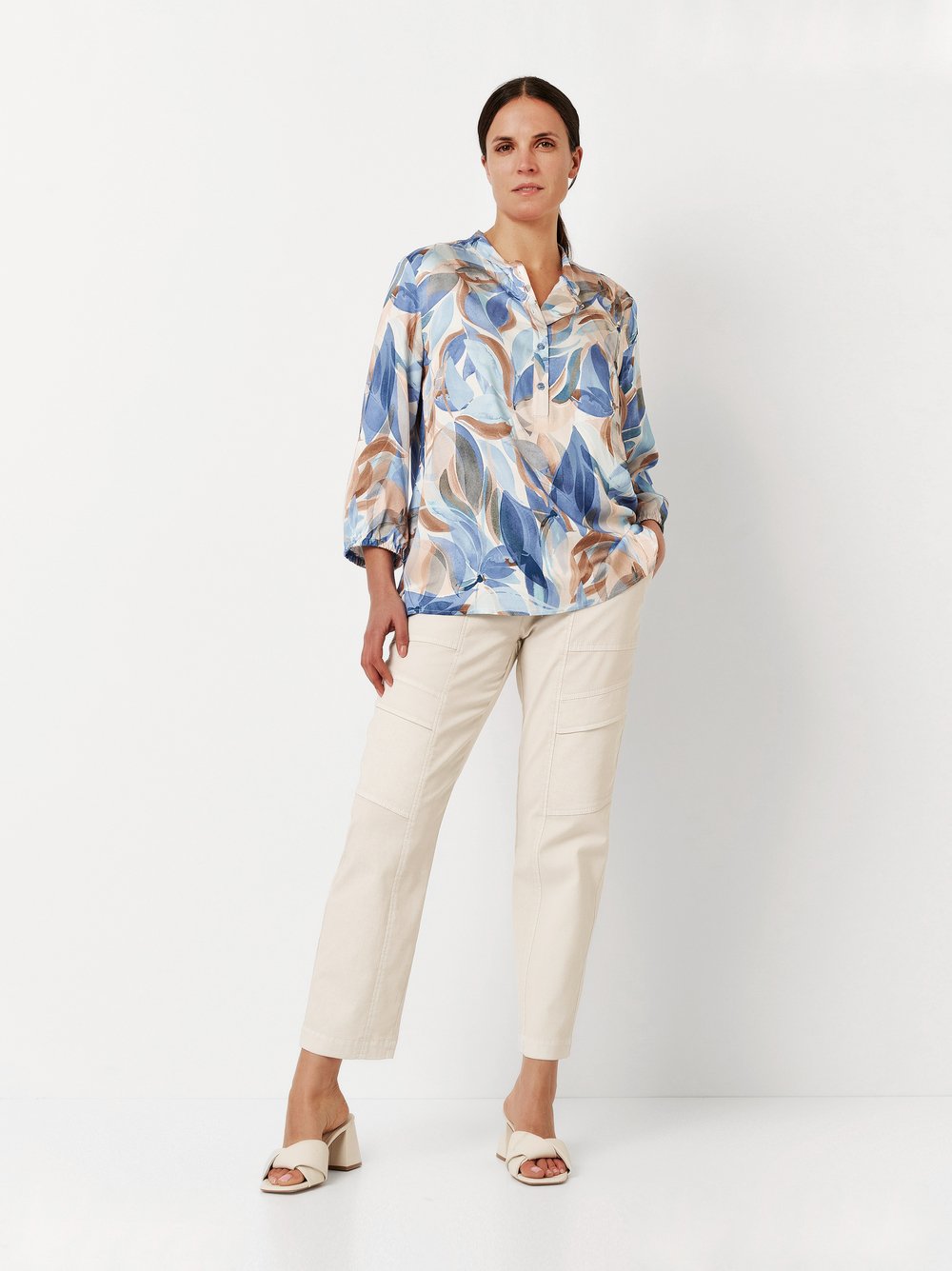 Damenhose Sue Cargo in light beige, Jogpants im Cargo-Stil, Outfitansicht am Model