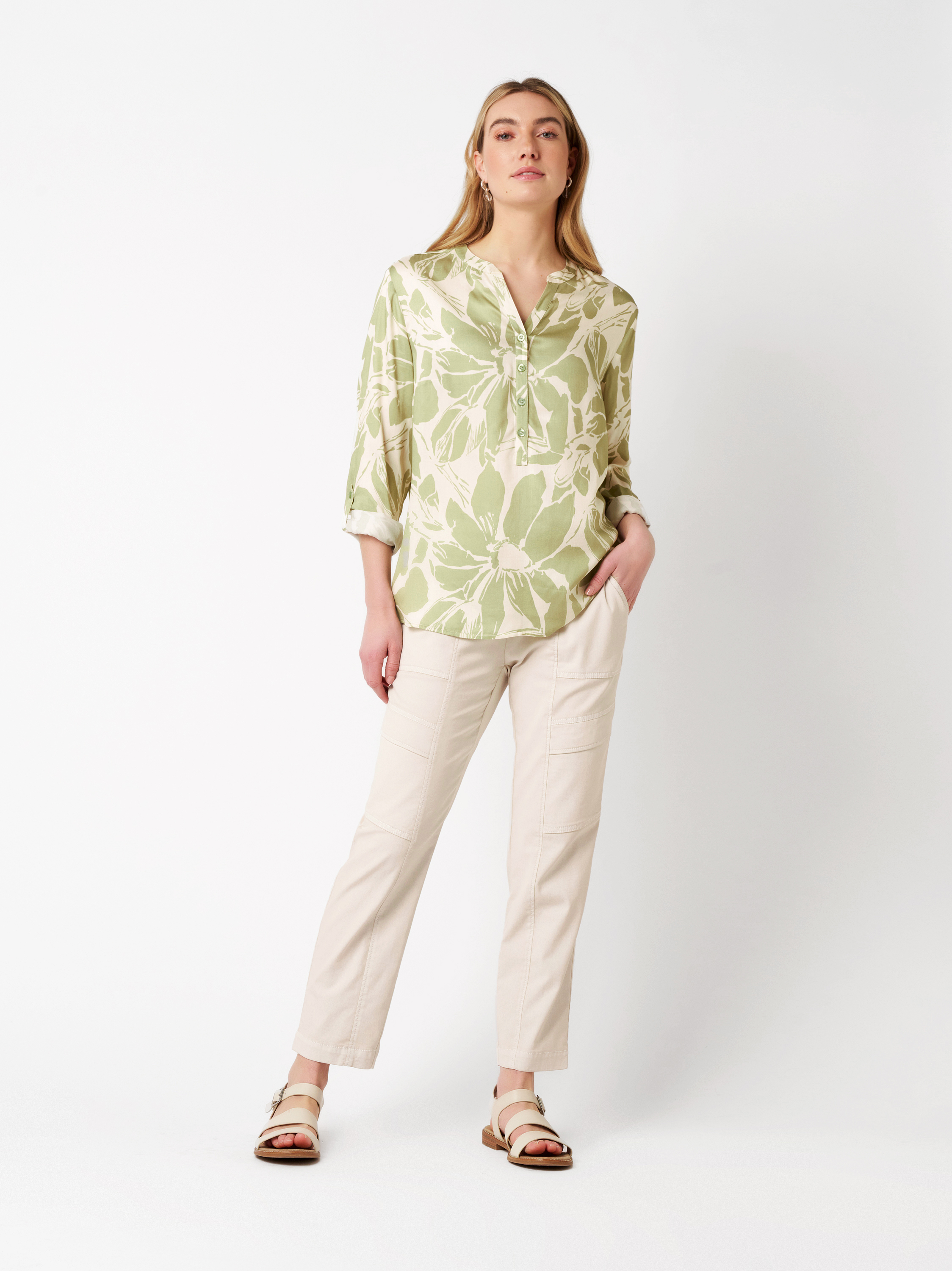 Damenhose Sue Cargo in light beige, Jogpants im Cargo-Stil, Outfitansicht am Model